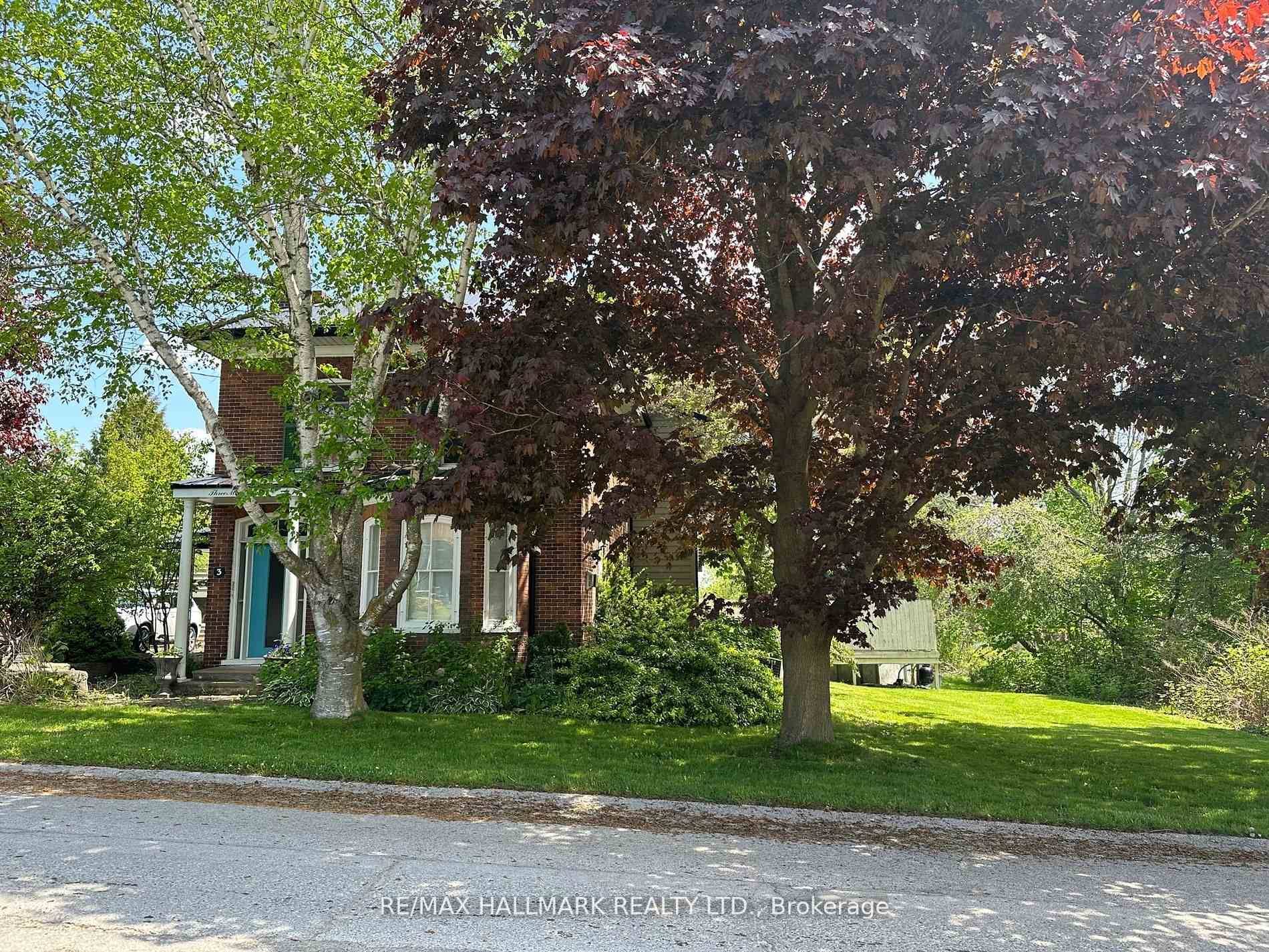 A country home which is the whole package right in the main part of town in beautiful Bloomfield available to you to love to Lease.