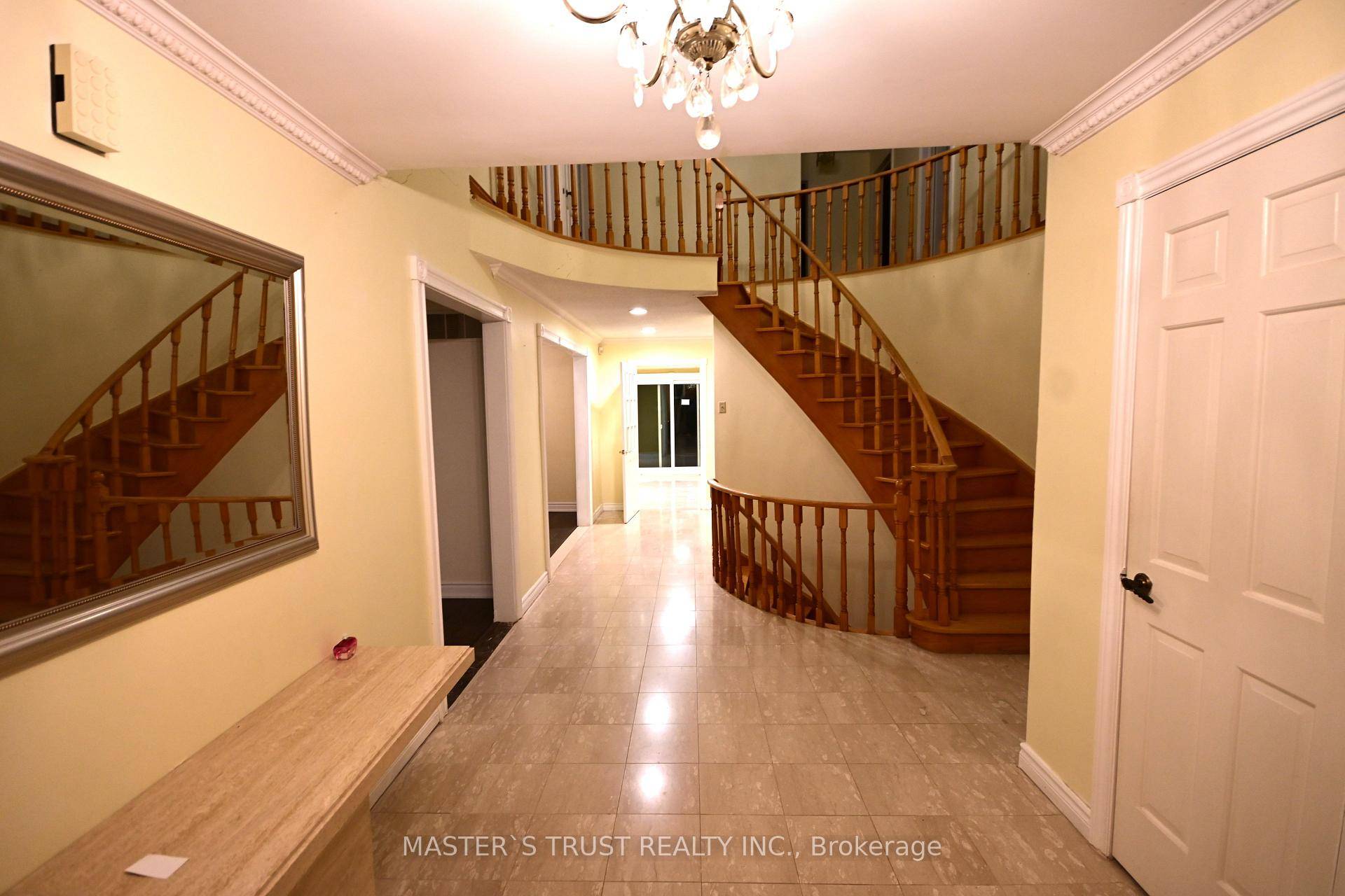 Easy Access To 404 401, Minutes To Ttc, Go Train, Bank, Restaurants, Church, Groceries, Parks.