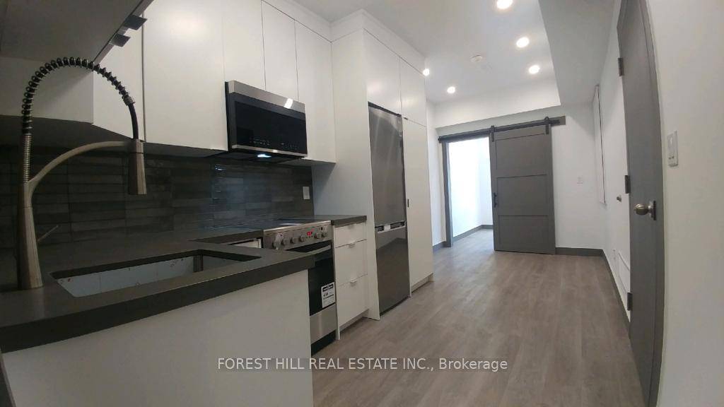 In The Heart Of The Trendy amp ; Central Trinity Bellwoods Area Is Our Street Side 1 Br Unit.