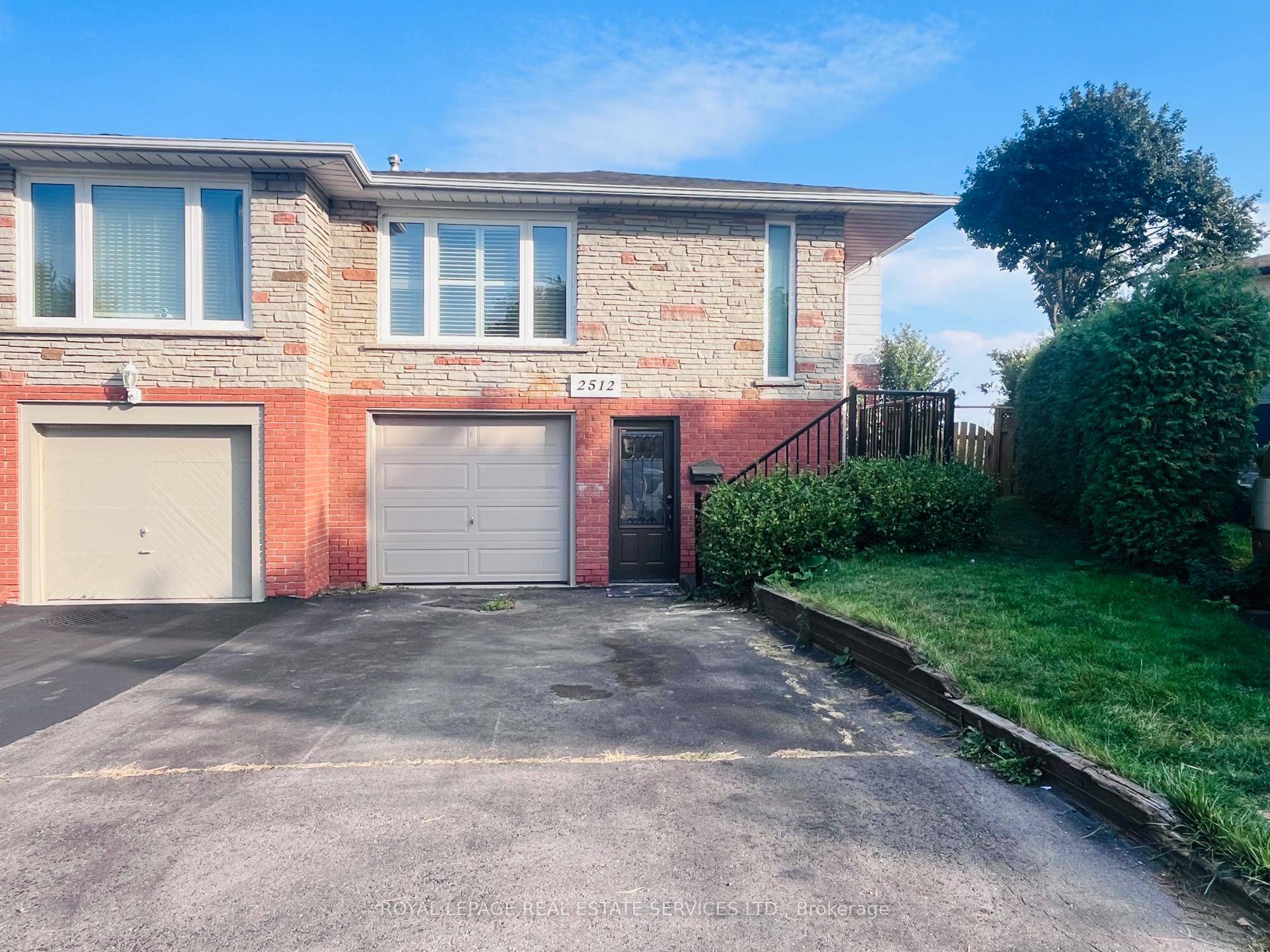 Fantastic semi detached home located on a child safe court in the sought after area of Clarkson.