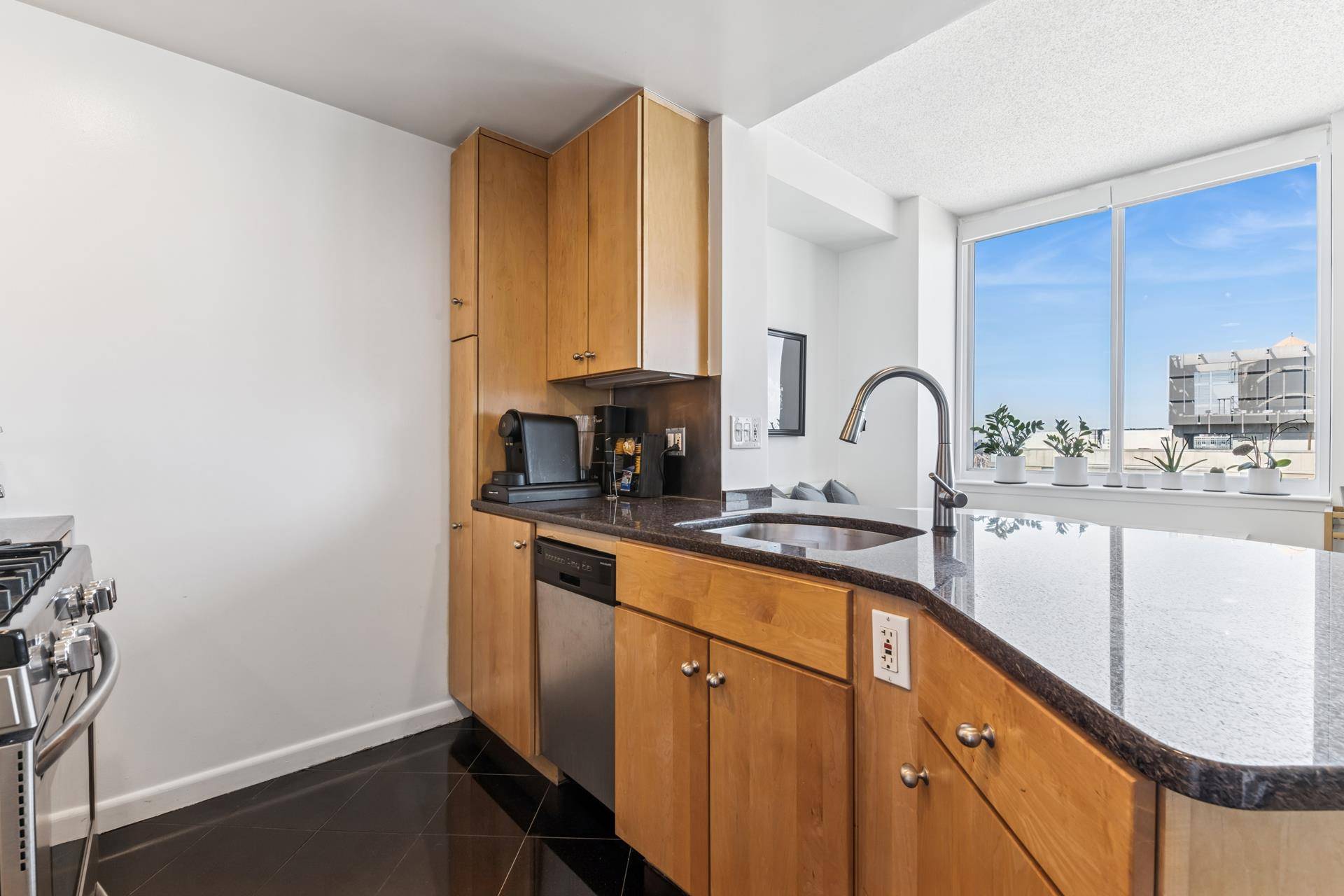 TAX ABATEMENTS AVAILABLE FOR THE MAINTENANCE Discover the epitome of urban luxury in the top floor Penthouse 4D at Citylights, Long Island City's iconic 42 story coop designed by renowned ...