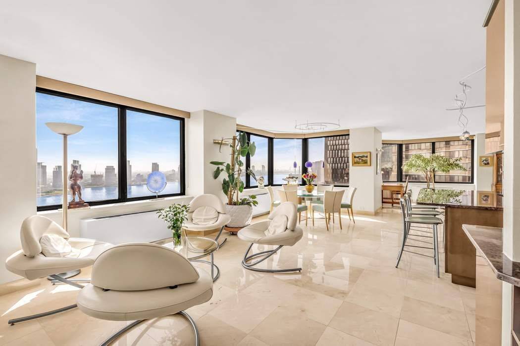 Built in 1987, The Horizon is a 44 floor, full service, white glove condominium located on 37th Street, between First Avenue and East River Drive.