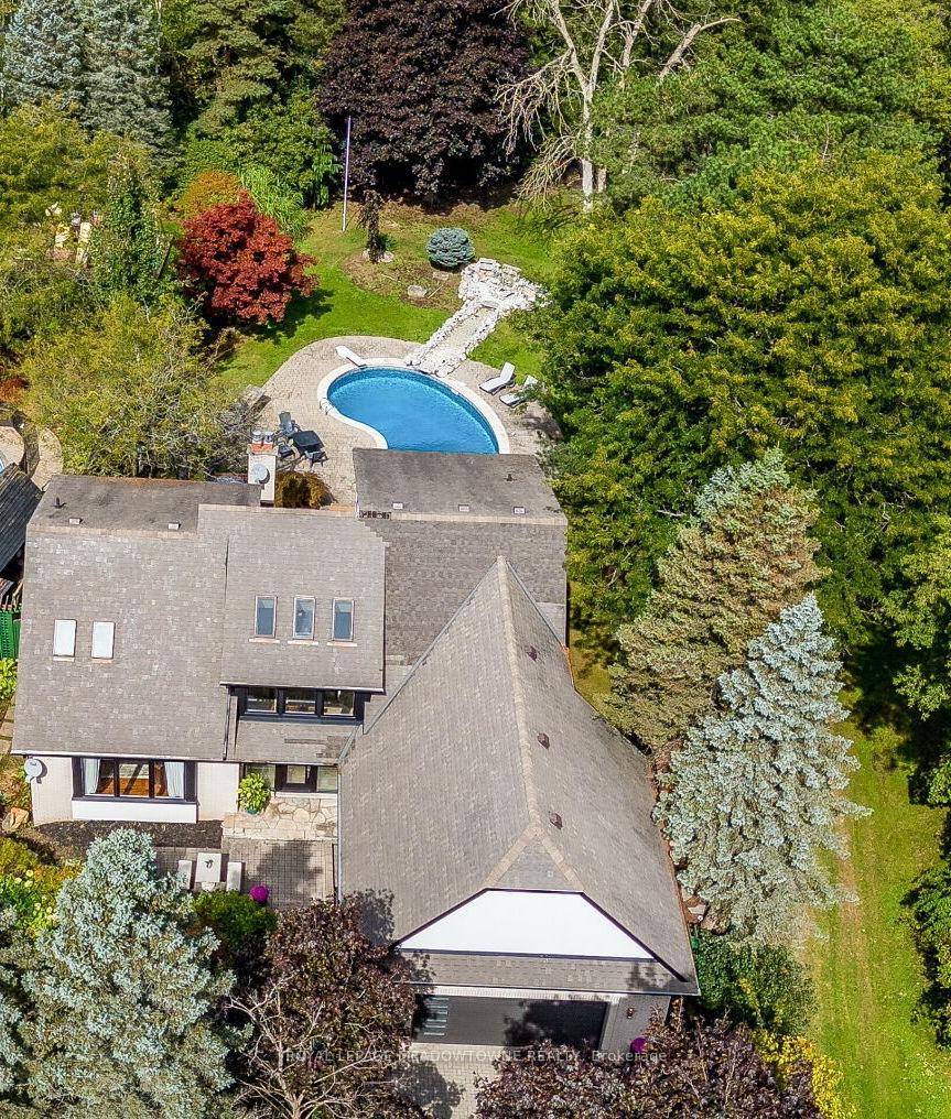 Nestled directly across from the prestigious Hamilton Golf and Country Club proud host of the 2024 RBC Canadian Open, this custom built detached home offers the perfect blend of luxury ...