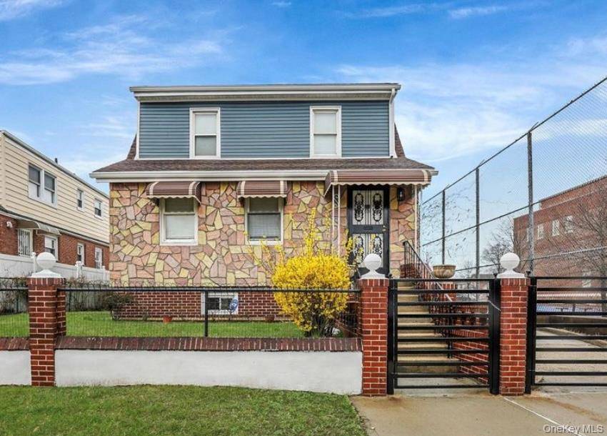 Spacious 3 Bedroom Apartment in Springfield Gardens !