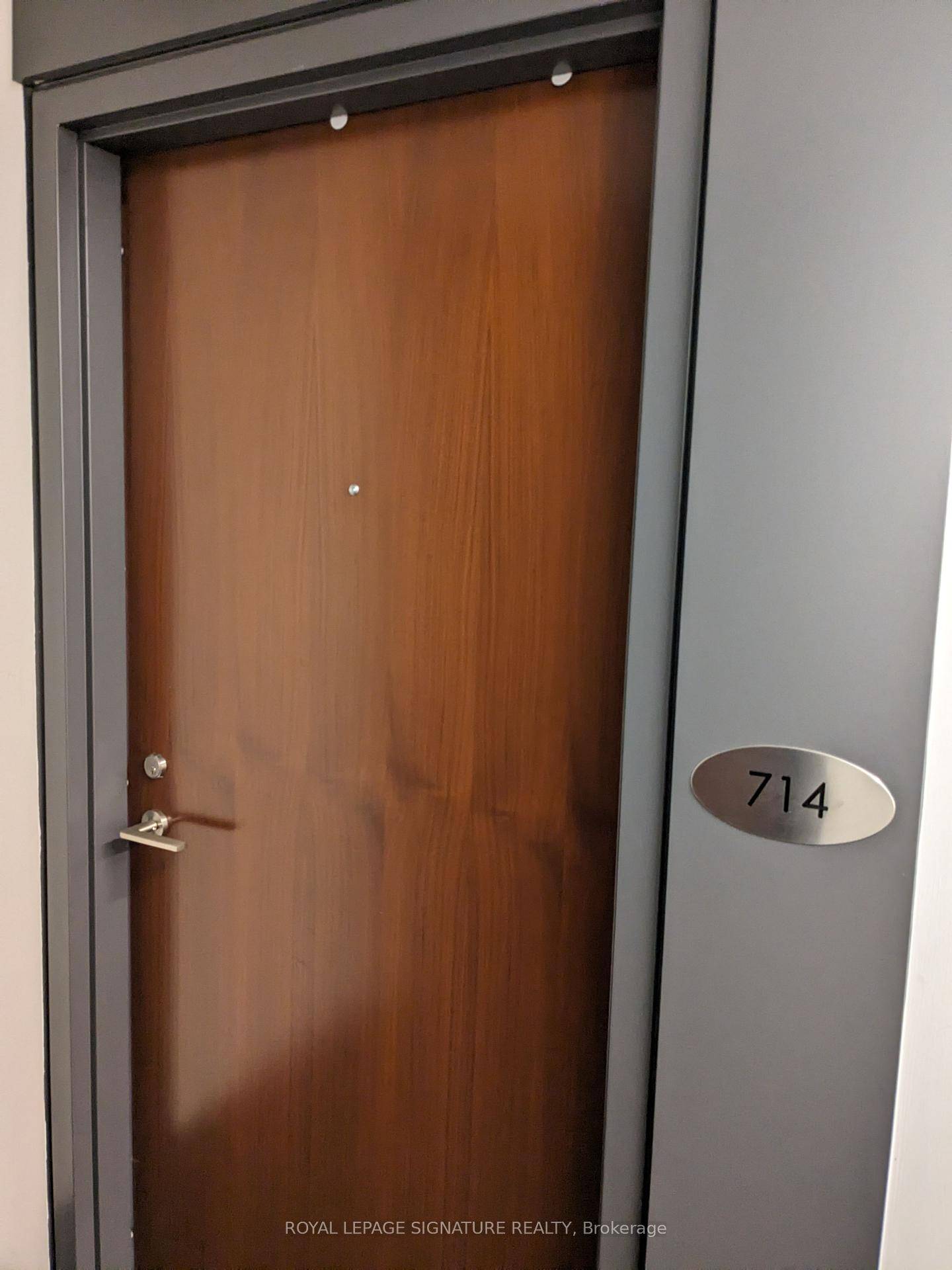 Charming 2 bedroom condo for lease !