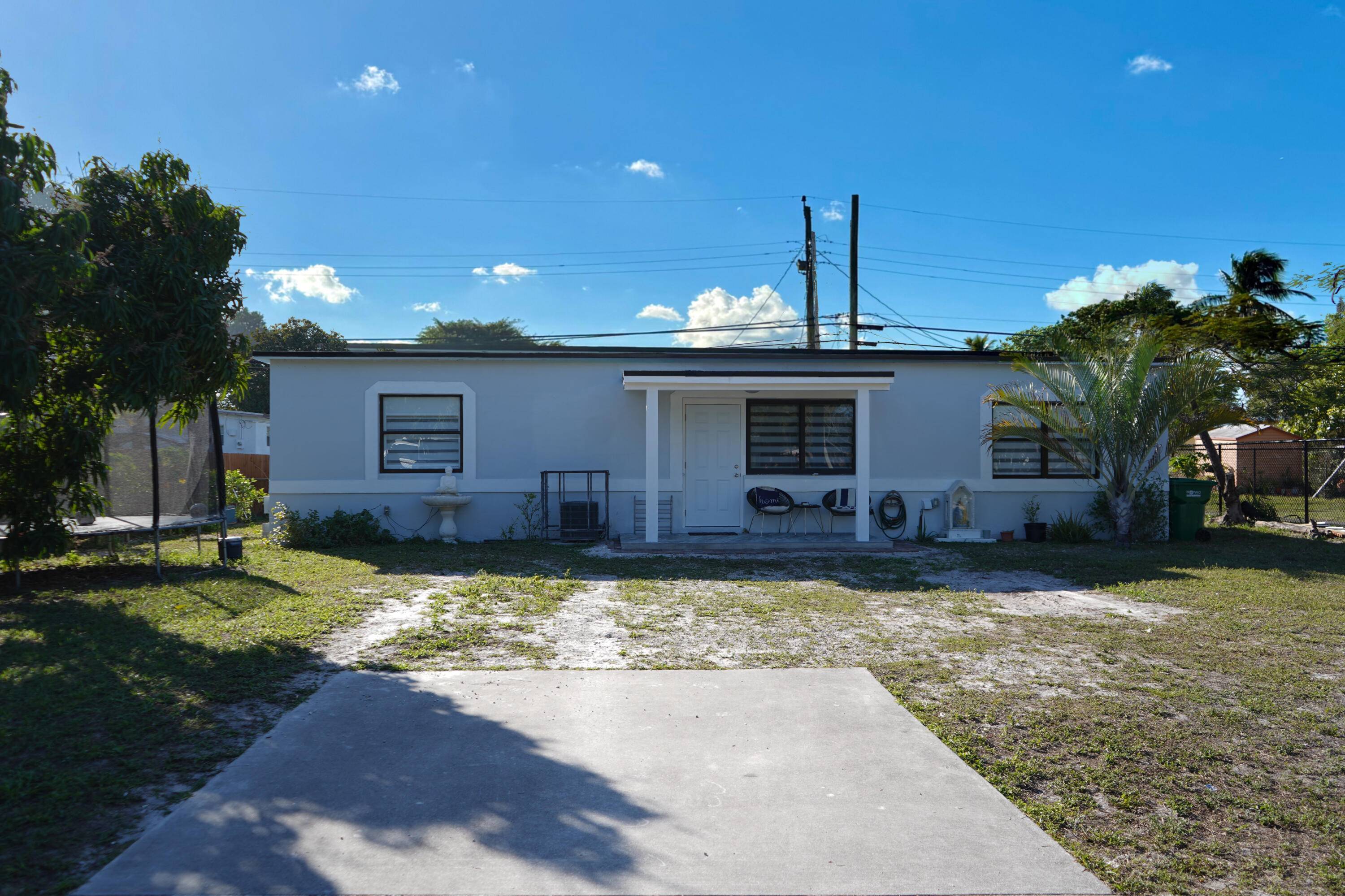 Come and see this amazing all renovated CBS property in the heart of Fort Lauderdale.