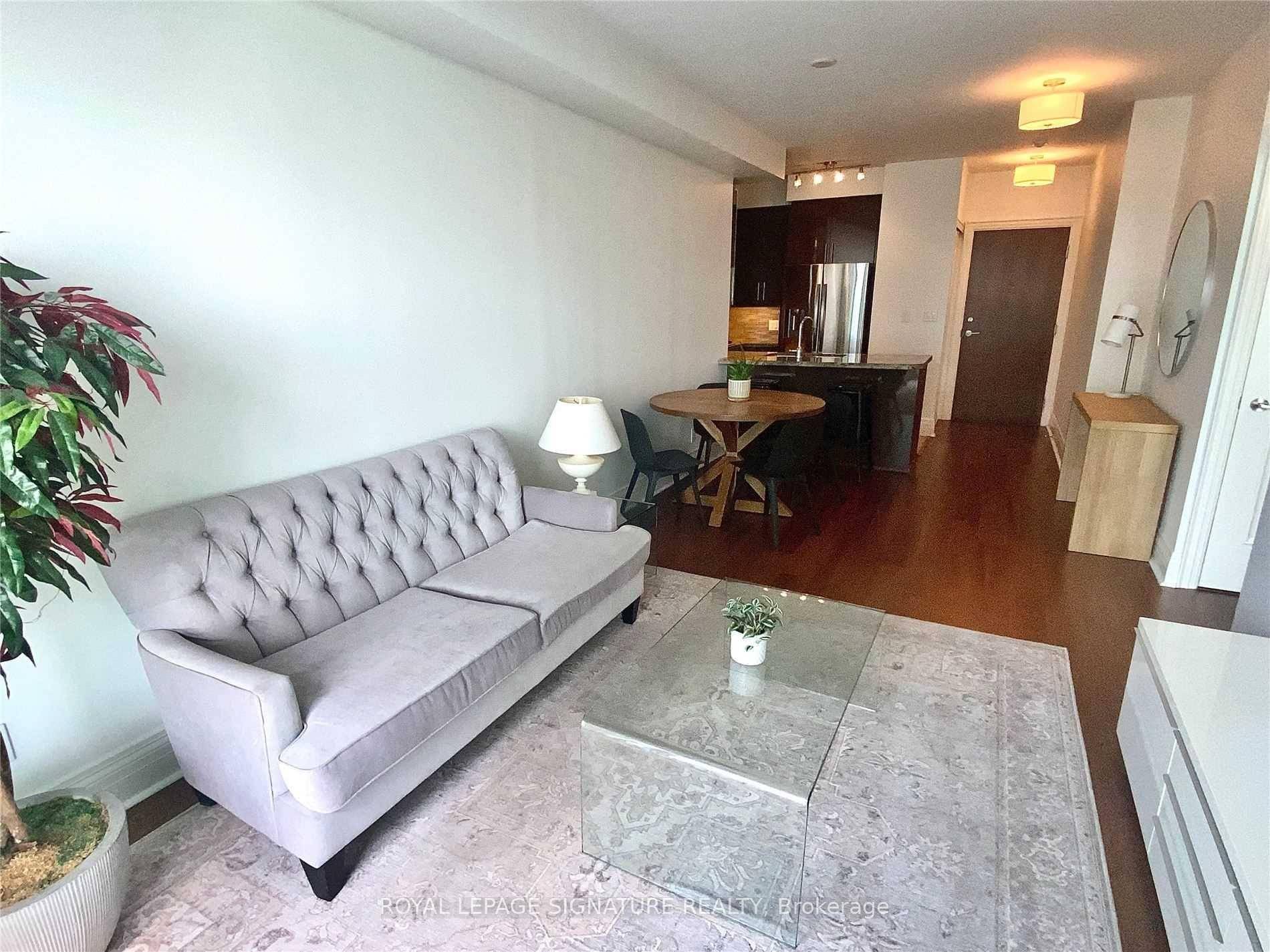 Soak in breathtaking views of the lake and CN Tower from this immaculate 2 bedroom, 2 bathroom Penthouse Collection suite at 33 Bay.