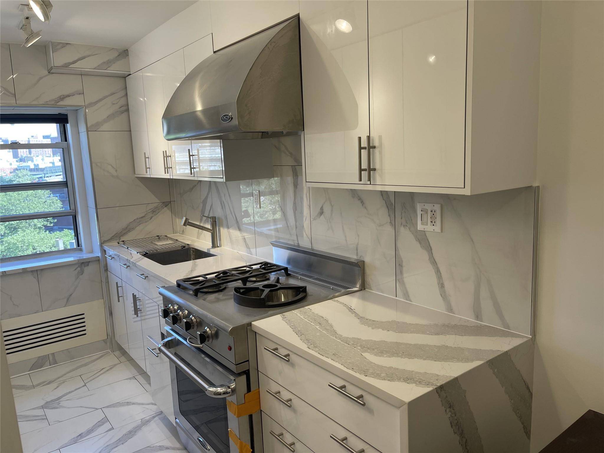Welcome to the 7th Floor of Bridgeview House Condominium This fully renovated spacious 1 bedroom condo boasts a king sized bedroom, a spacious living room, a modern kitchen with tile ...