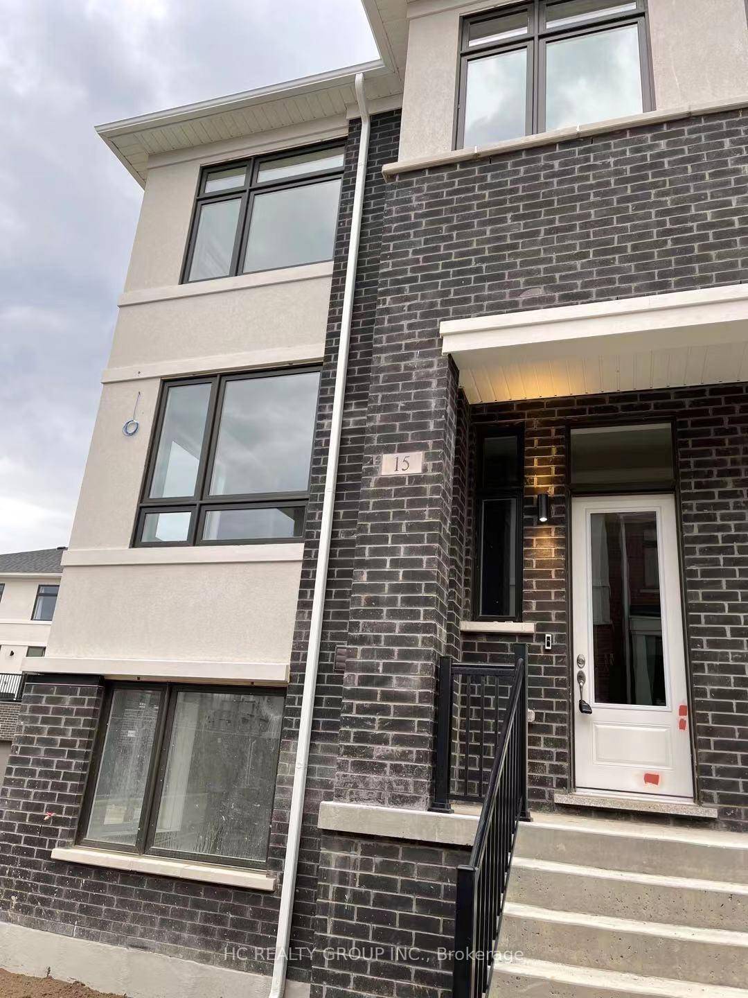 End Unit 4 year new Townhouse At Yonge amp ; Canyon Hill Ave In The Heart Of Richmond Hill.