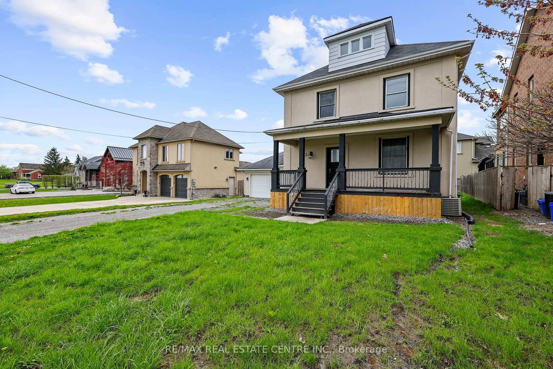 Beautiful Home in Niagara RegionThis stunning home, surrounded by custom built houses, is situated on a huge lot measuring 62 x 120 ft.