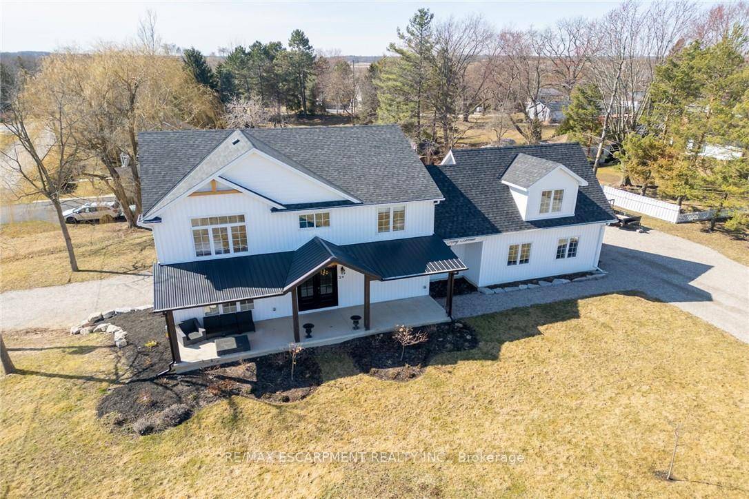 Gorgeous Estate located in Hamlet of York bordering Grand River 20 mins Hamilton sit.