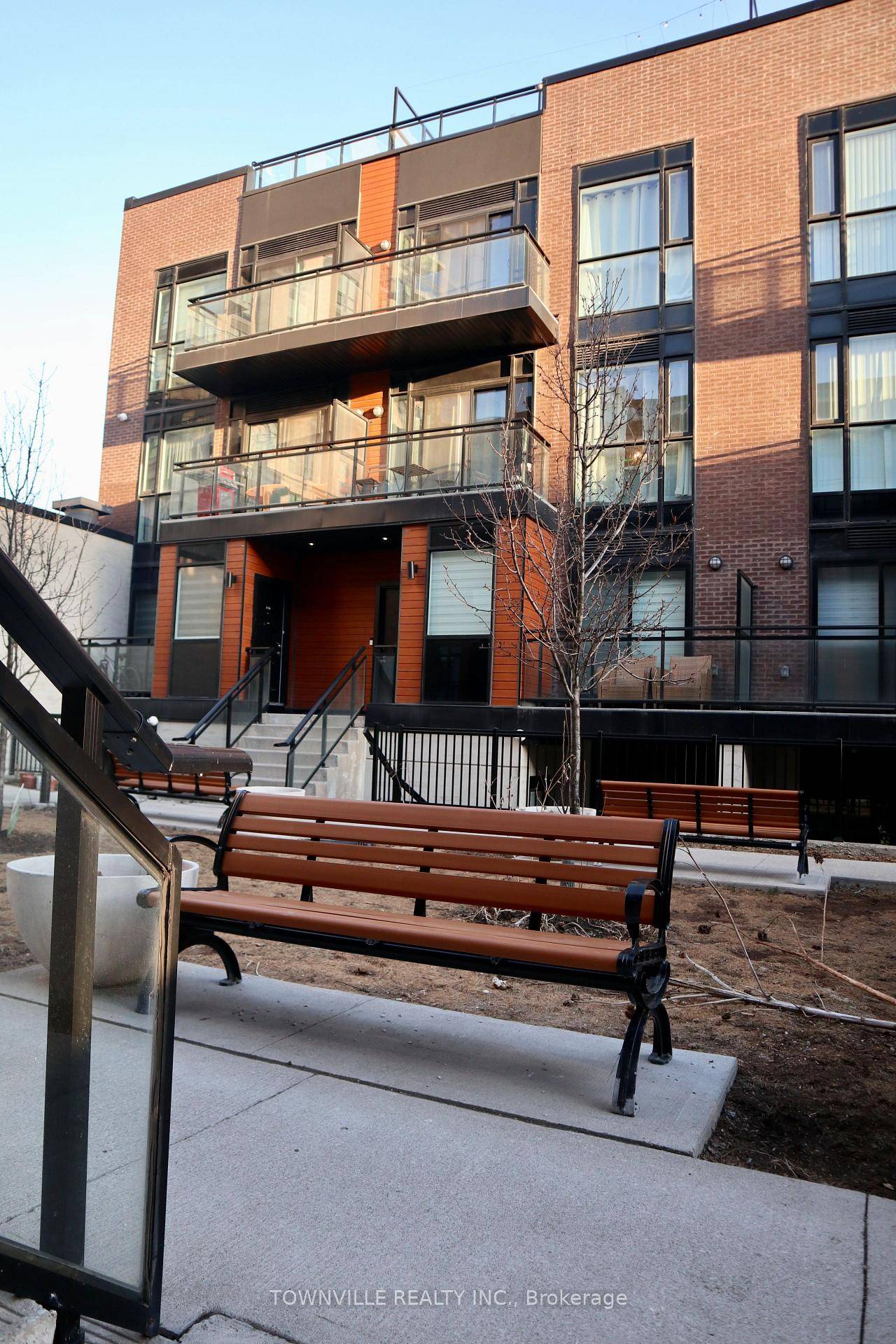 Check out this chic stacked townhouse condo in the highly desirable Vaughan Grove !