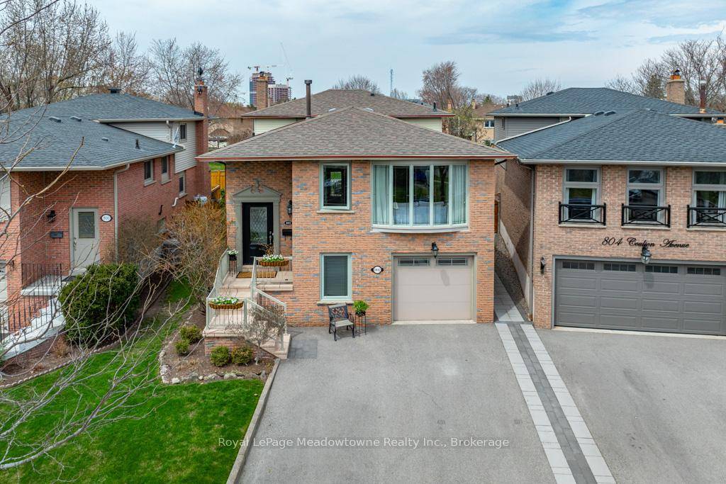 Welcome to this spacious and versatile 5 level backsplit located in Milton's highly sought after Timberlea neighbourhood !