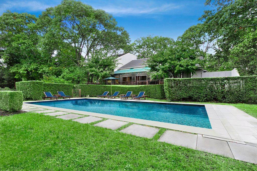 TRANQUILITY IN SOUTHAMPTON W HEATED POOL & PRIVATE TENNIS COURT!