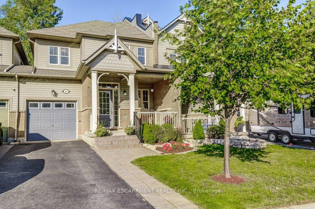 Beautiful Waterdown townhome backing onto greenspace !