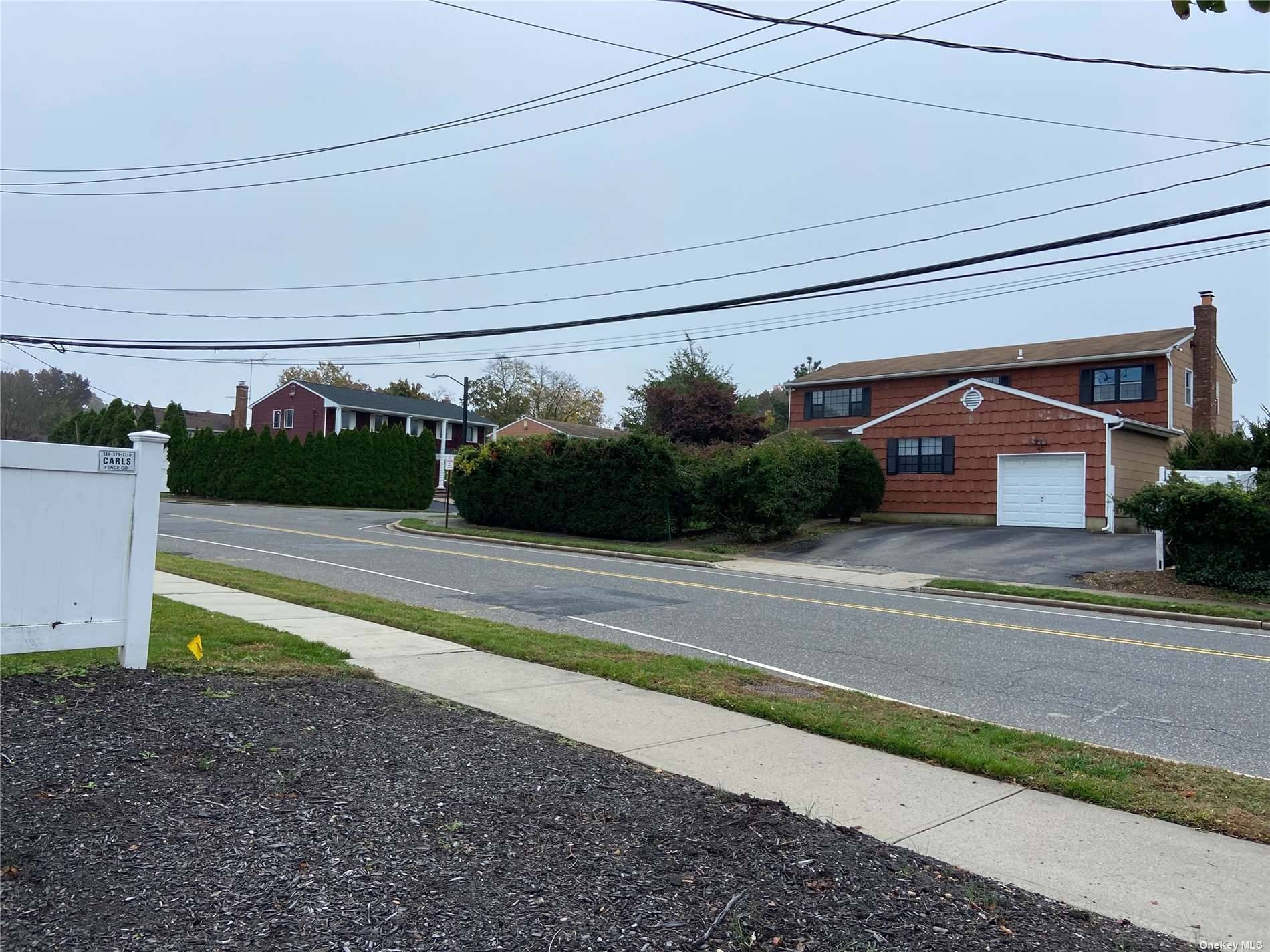 This charming, recently renovated duplex house is situated in a peaceful neighborhood.