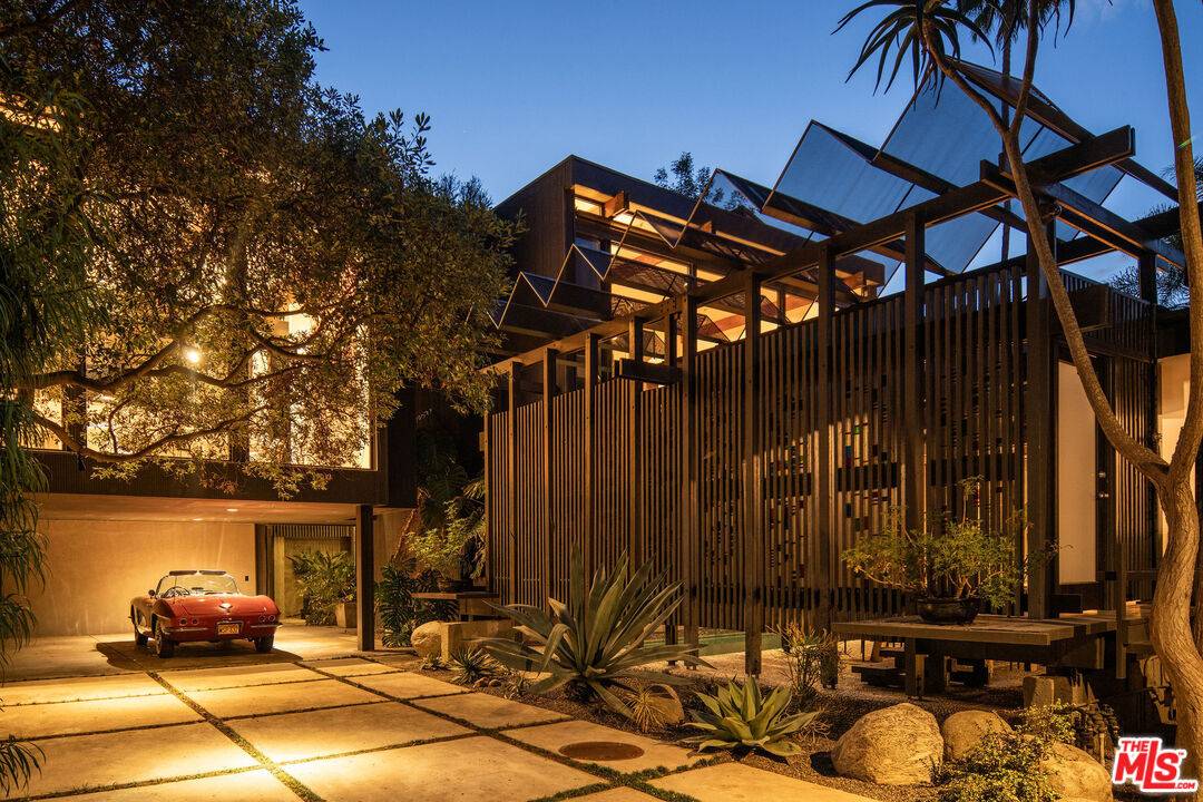 9031  Hollywood Hills Rd 5BR Hollywood Hills East La