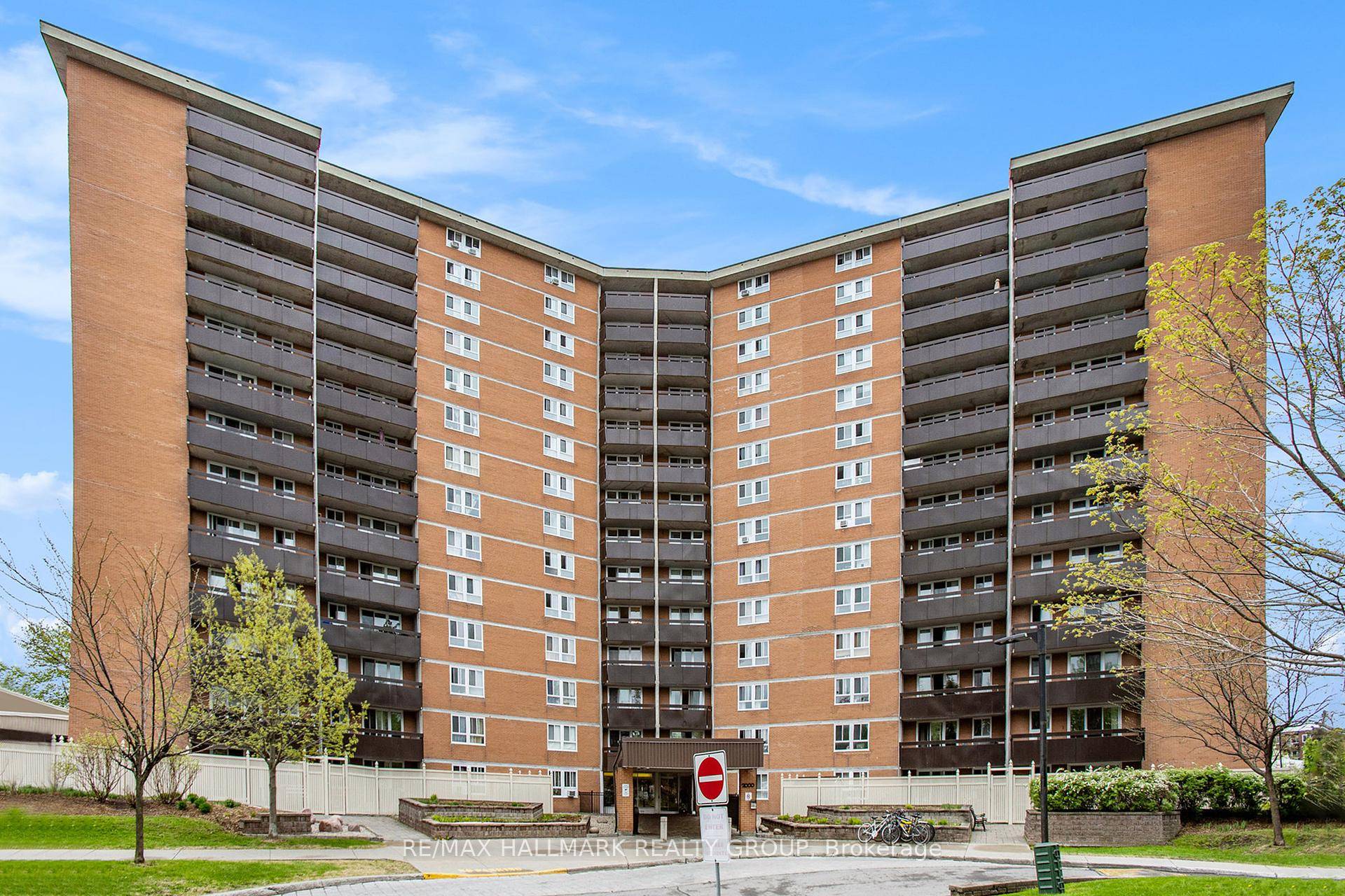 Welcome to this beautifully maintained 2 bedroom, 1 bathroom condo perched on the 15th floor of a well managed building, offering breathtaking, unobstructed views of the Gatineau Hills.