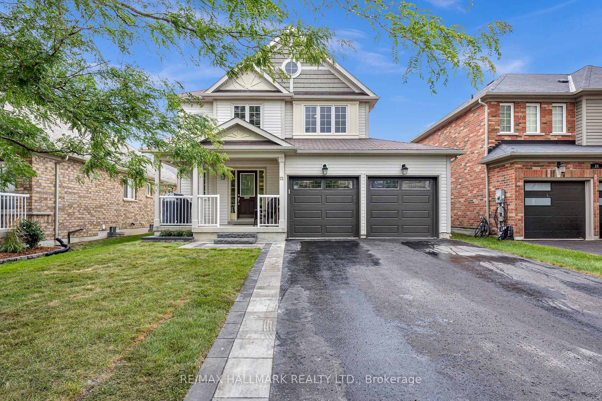 Welcome to this stunning Franklin model 3 bedroom, 4 bathroom detached 2 car garage in South Keswick, perfect for families seeking modern comfort.