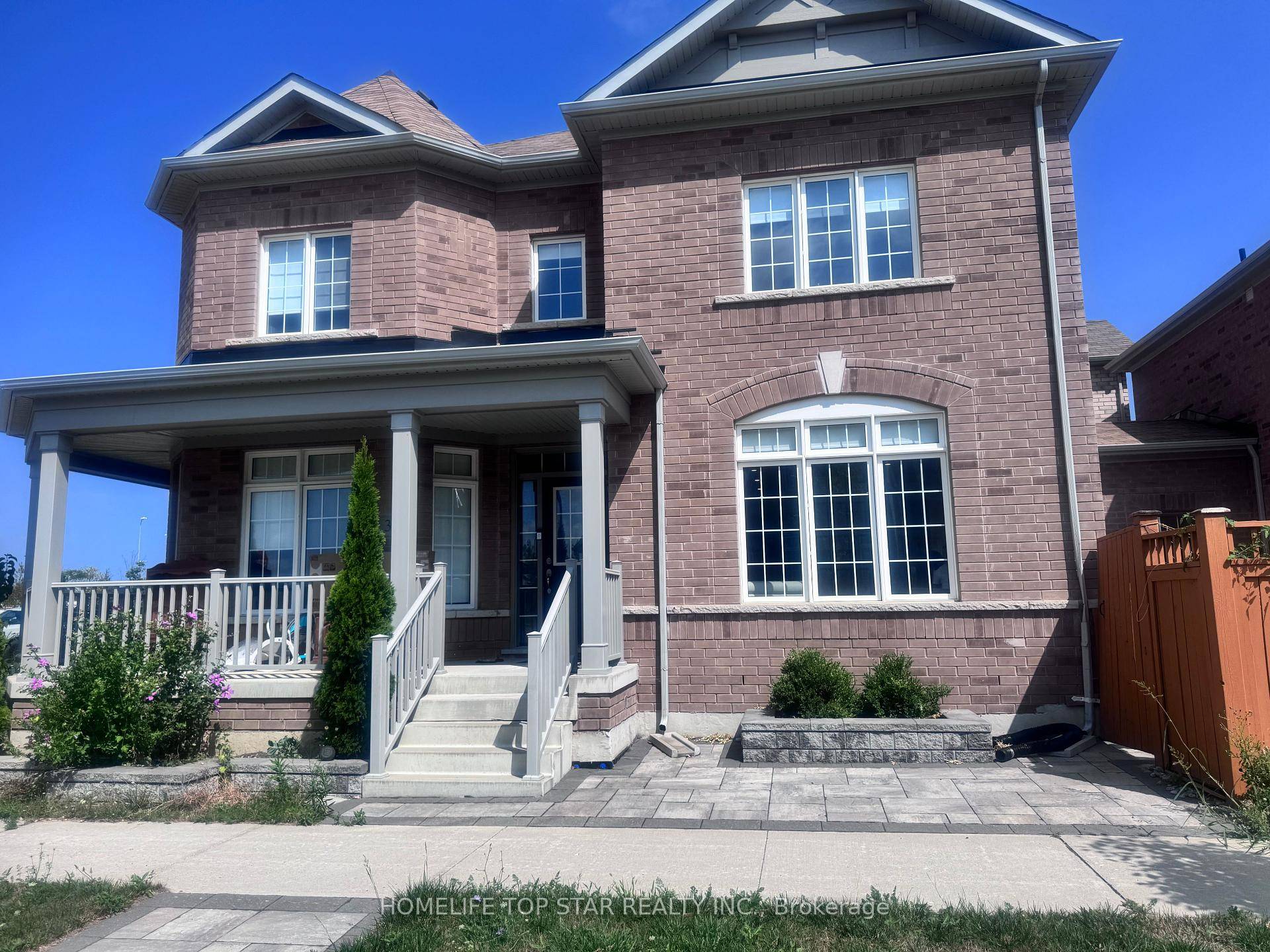 Fabulous 4 Br detached corner house in Markham Cornell community for lease.