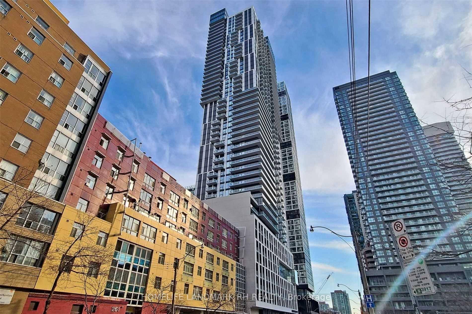 Spectacular 2 Bed Media In Dundas Square Gardens.