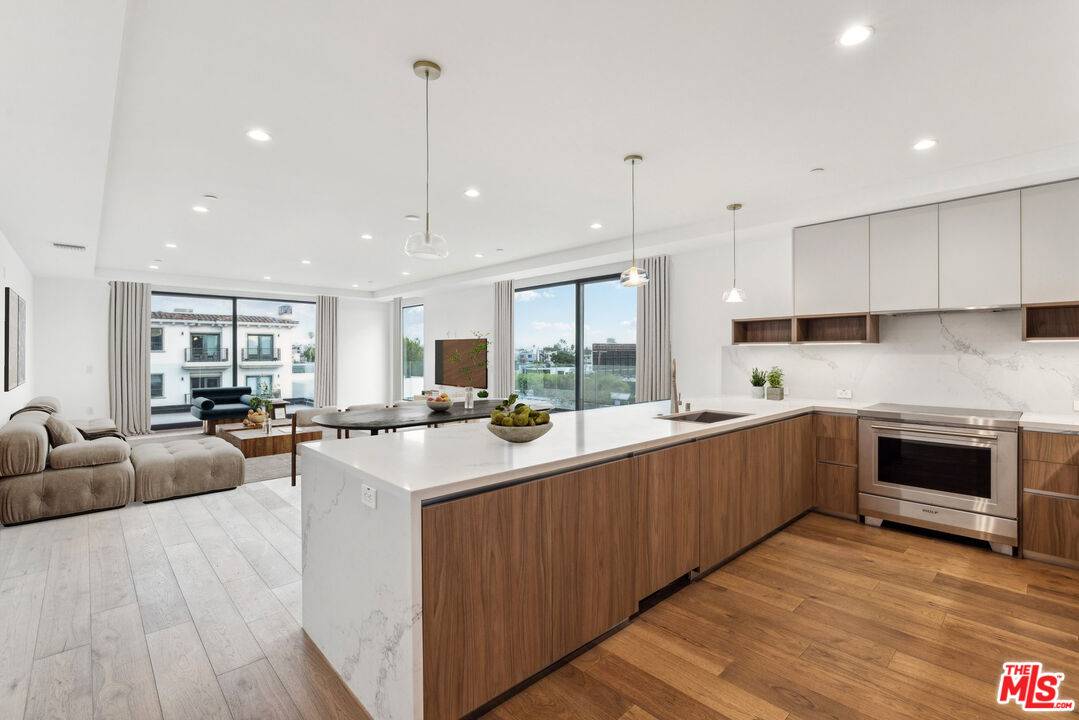 725  N Croft Ave 2BR Sunset Strip La