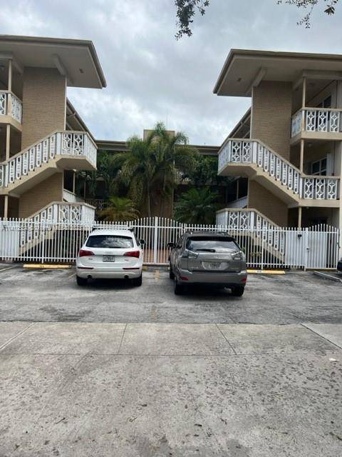 Great Location of this spacious 2 bedroom apt in a heart of Hollywood.