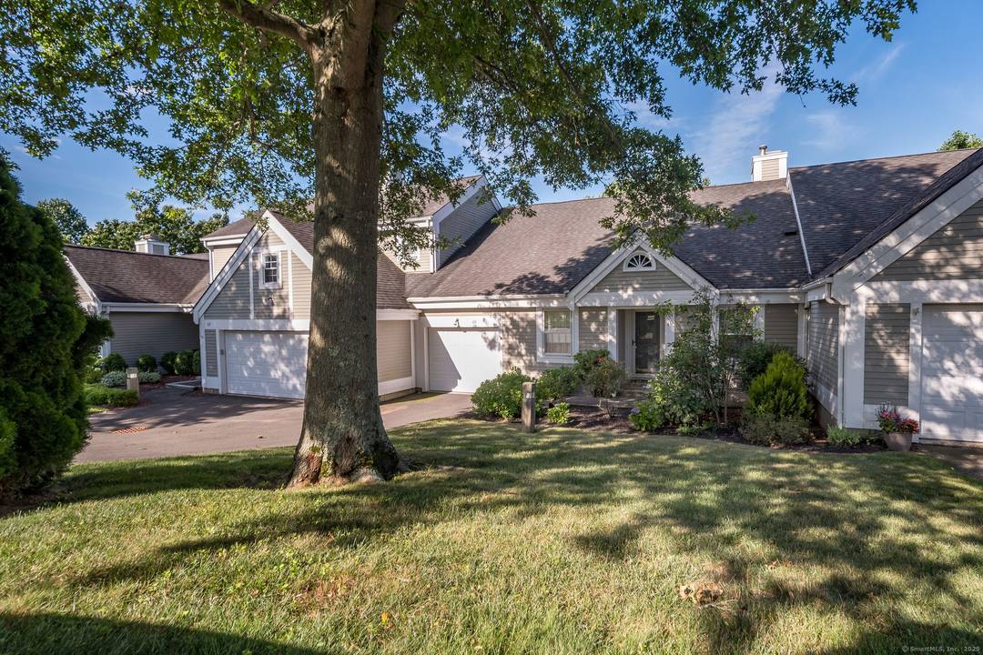 Carefree Living in Madison's Premier Legend Hill Community Set on over 80 acres of beautifully landscaped grounds, Legend Hill offers resort style amenities including a historic clubhouse, inground pool, and ...
