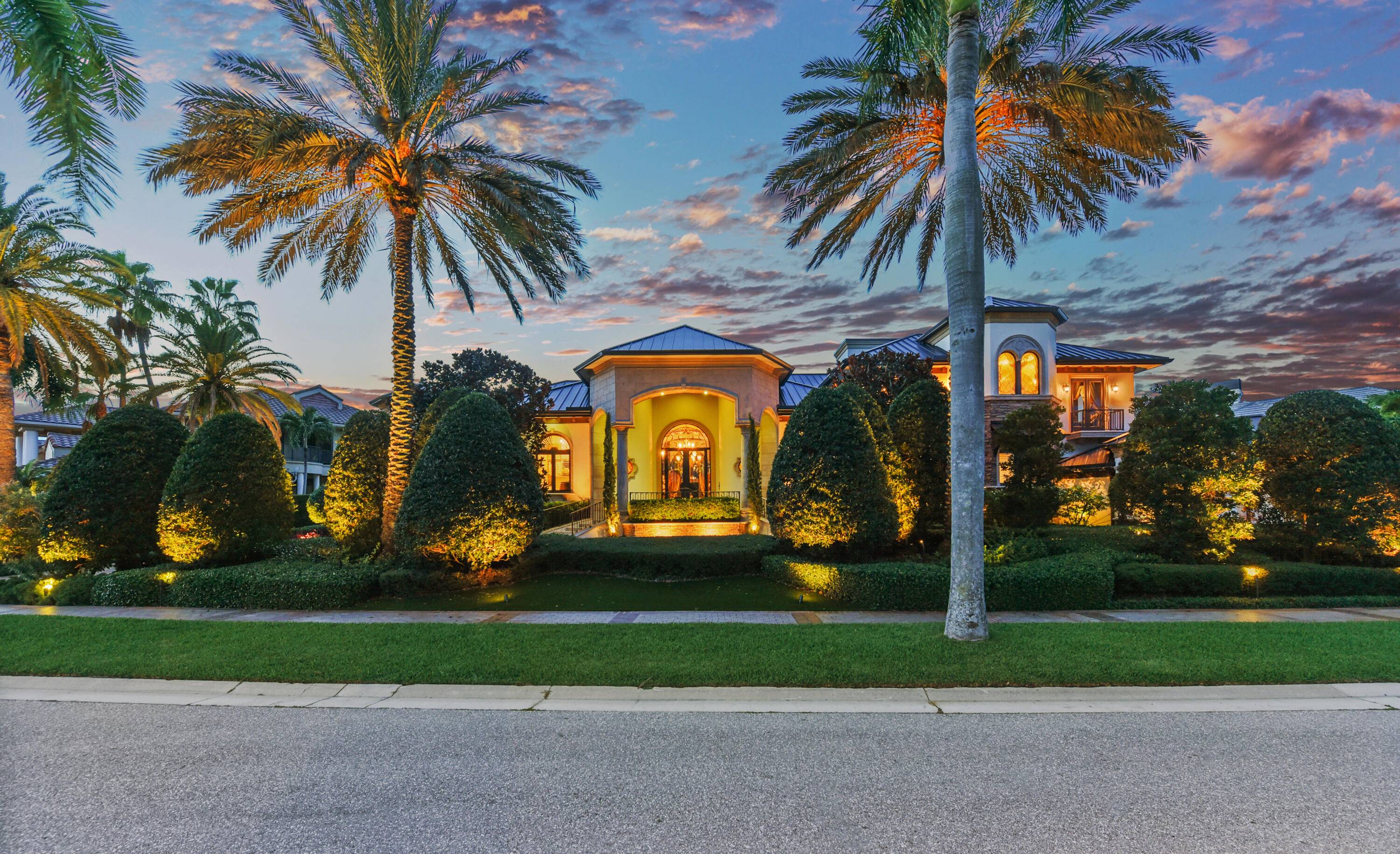 This prestigious estate in St Andrews Country Club, with 5 bedrooms, 6.