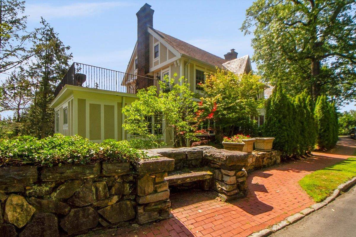 Conveniently located in old Edgemont section, just a few blocks to Scarsdale village, train station, restaurant and shops.