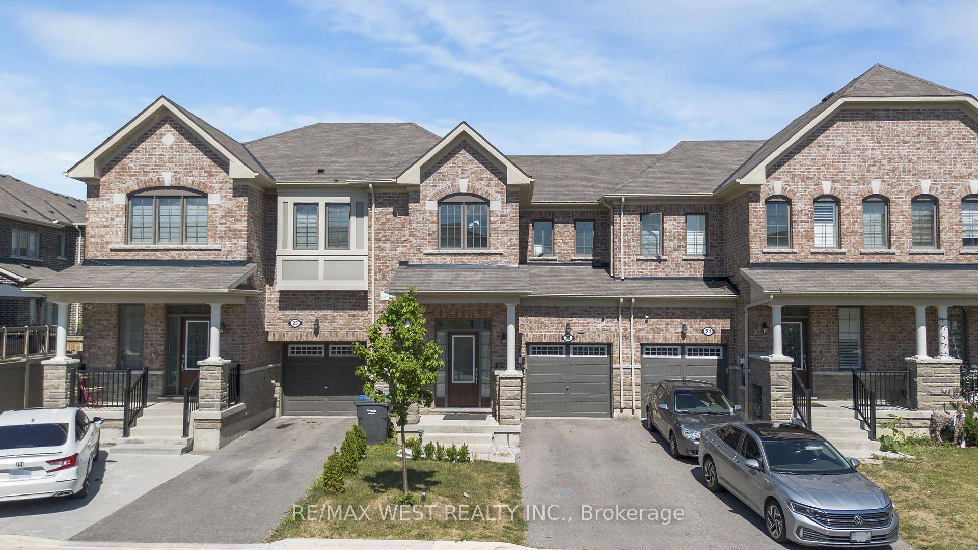 Absolute showstopper in Northwest Brampton a freehold 3 bedroom, 3 bath townhouse ideal for first time buyers featuring an open concept main floor, upgraded flooring and soaring high ceilings throughout.