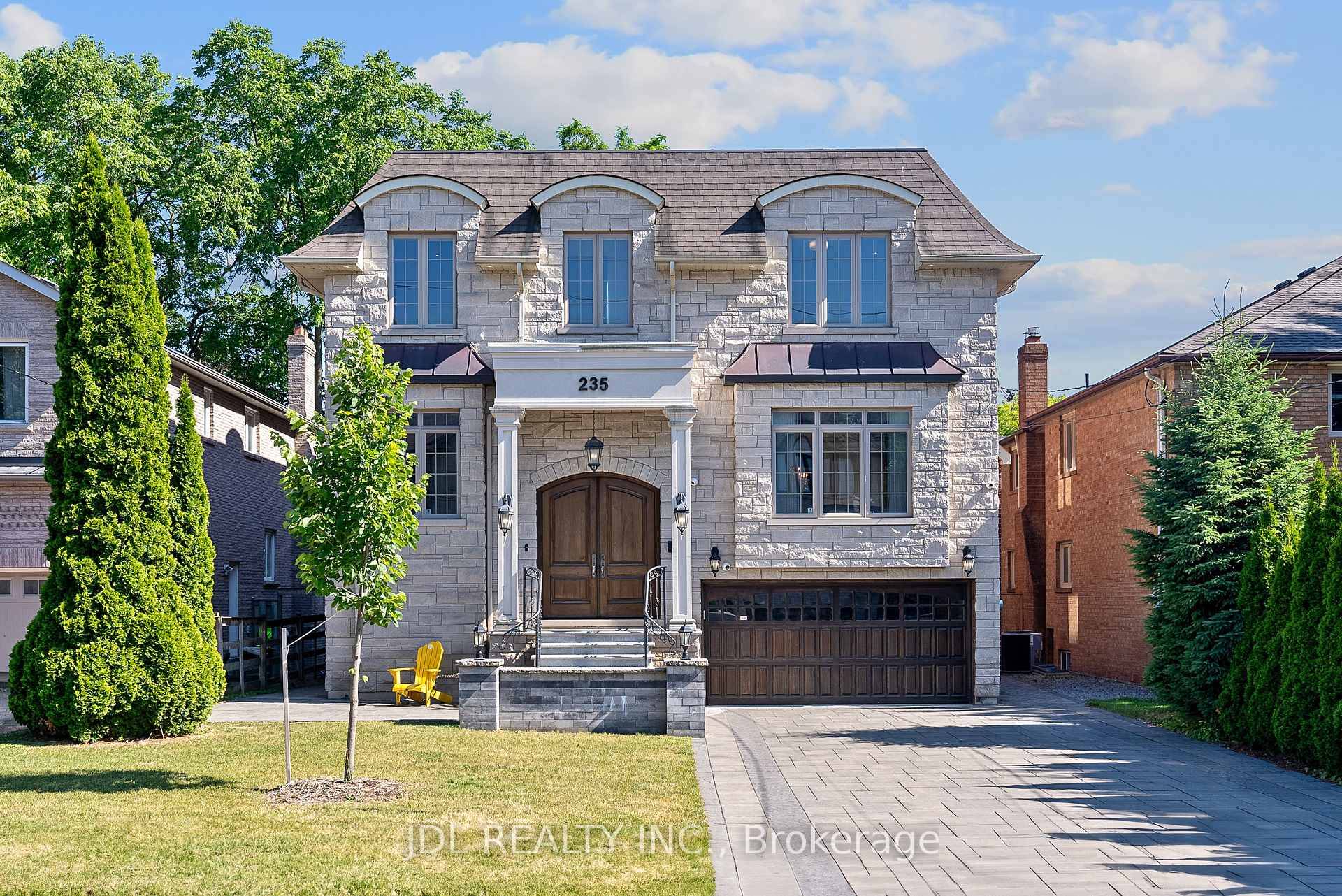 Welcome to the sun filled jewel of Willowdale East !