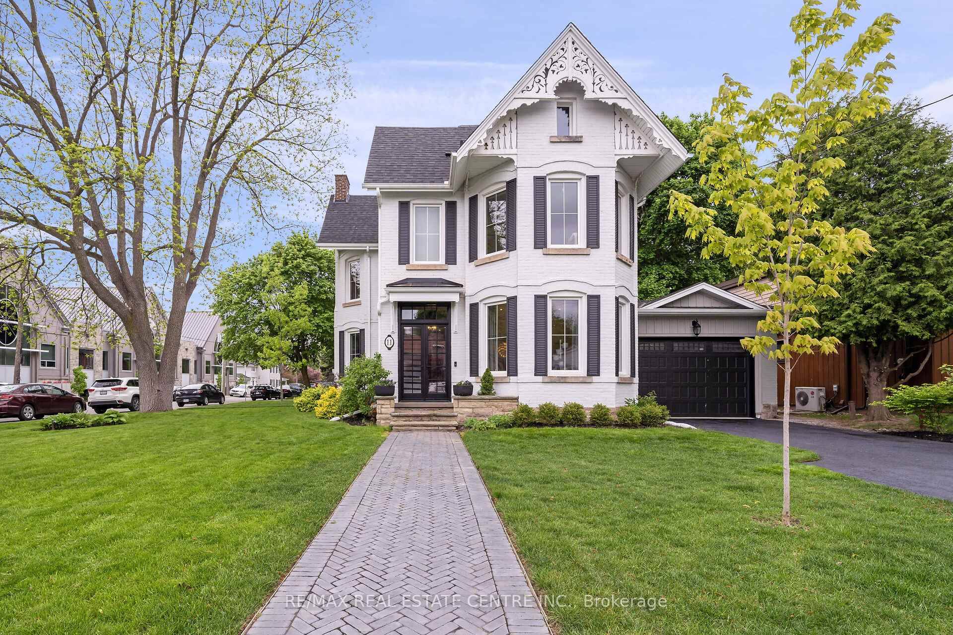 Modern Victorian Century Home in Georgetowns Park DistrictStunning blend of historic charm and modern design in this updated open concept Victorian home, located in the heart of downtown Georgetowns desirable ...