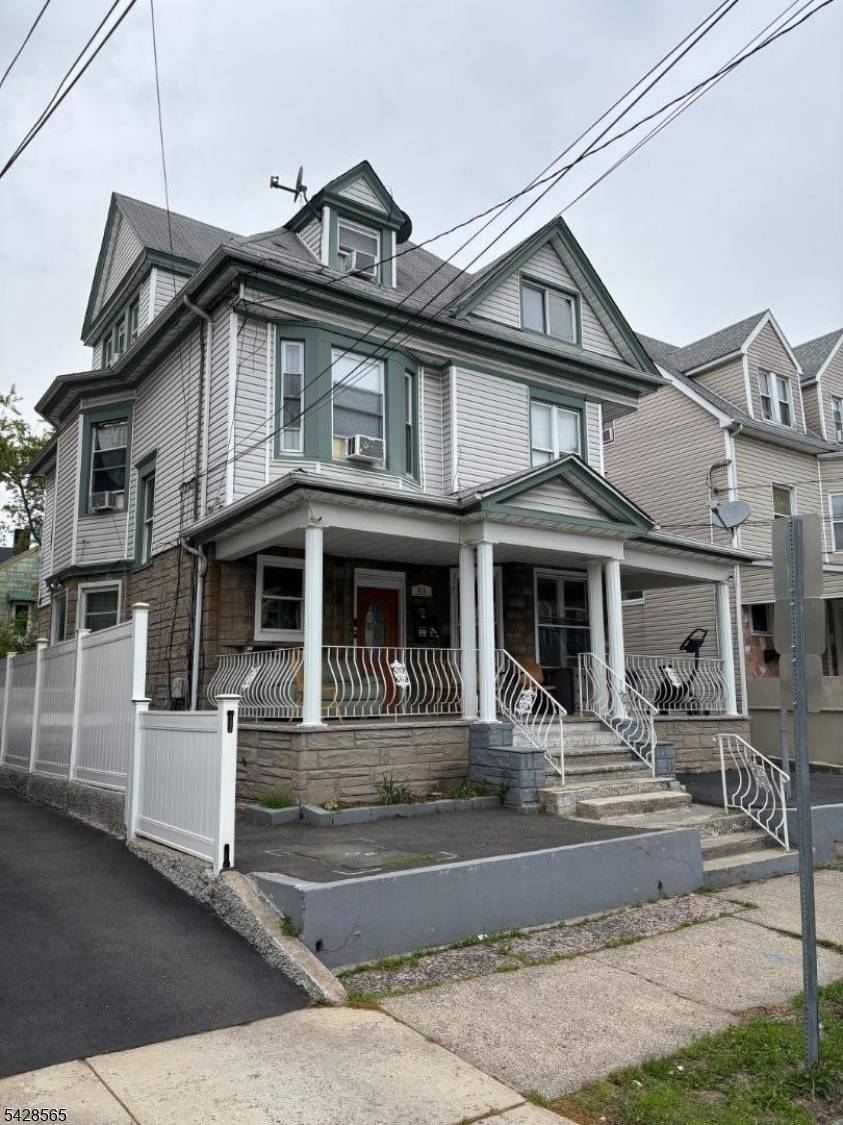 Excellent 2 family house located in Paterson.