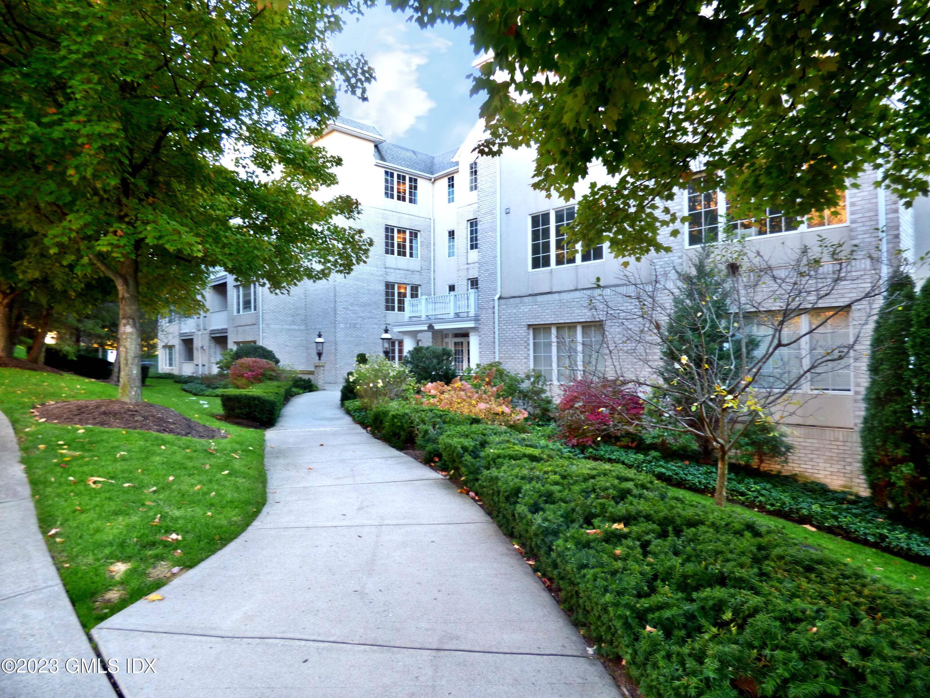 Spacious and sunny 2 bedroom, 2 full bath, located in a great building !