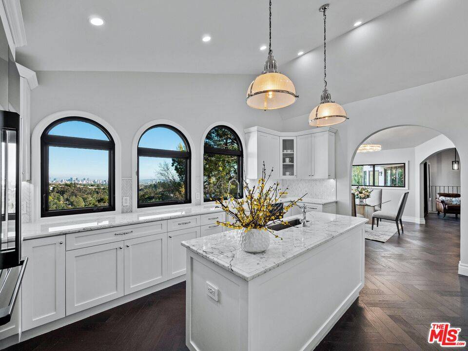 2210   JEFFERSONIA WAY Brentwood LA
