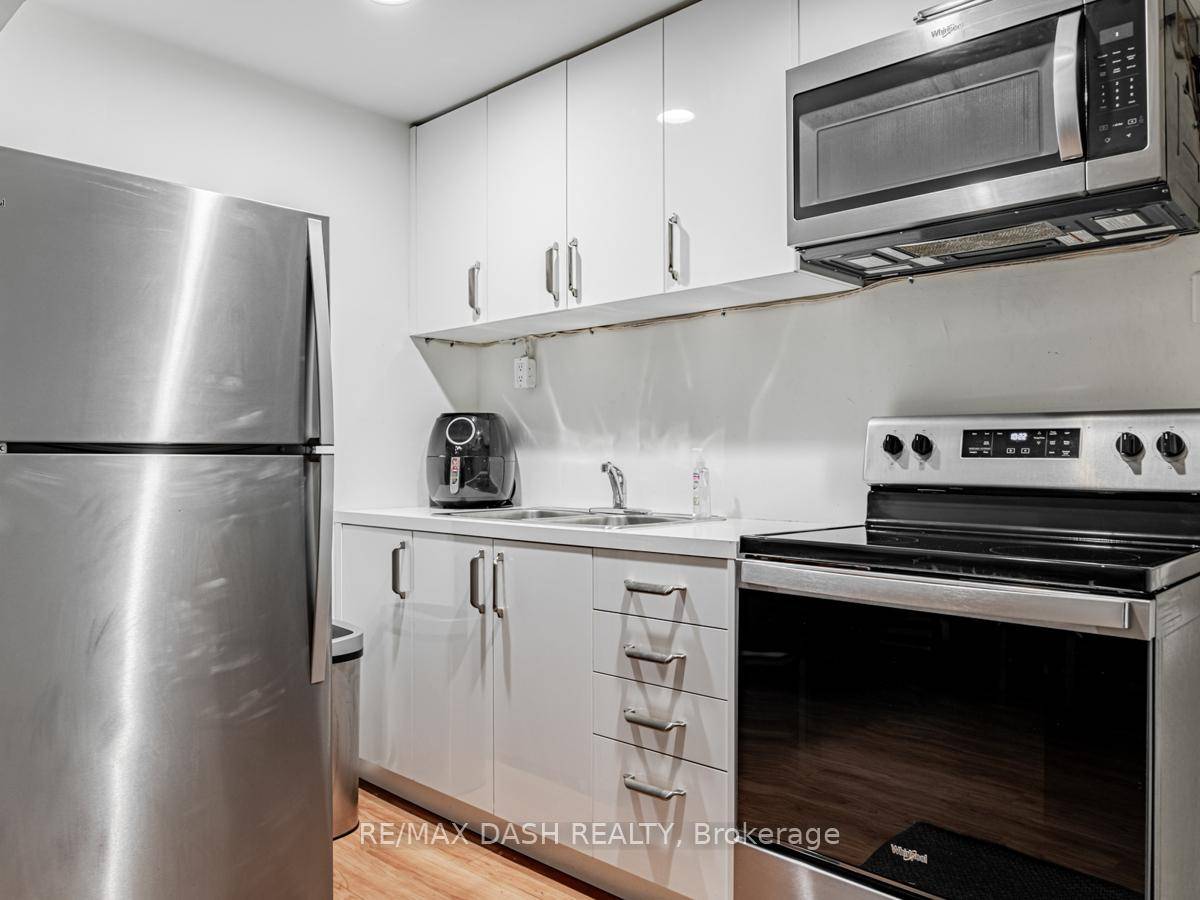 Discover This Inviting 1 Bedroom Suite In A Well Maintained, Character Filled Building Just Steps From Dupont Station.