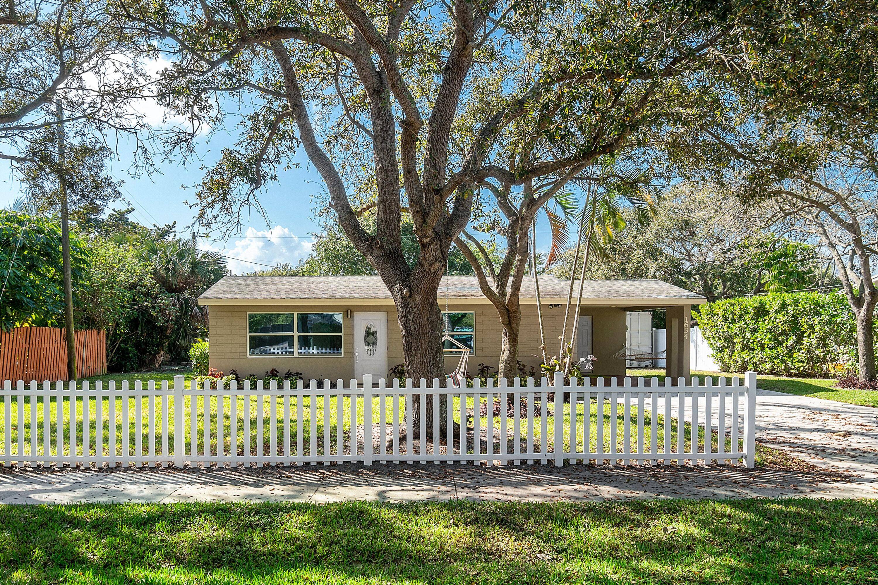 Cozy totally updated home in NE Delray, minutes from the beach and downtown.
