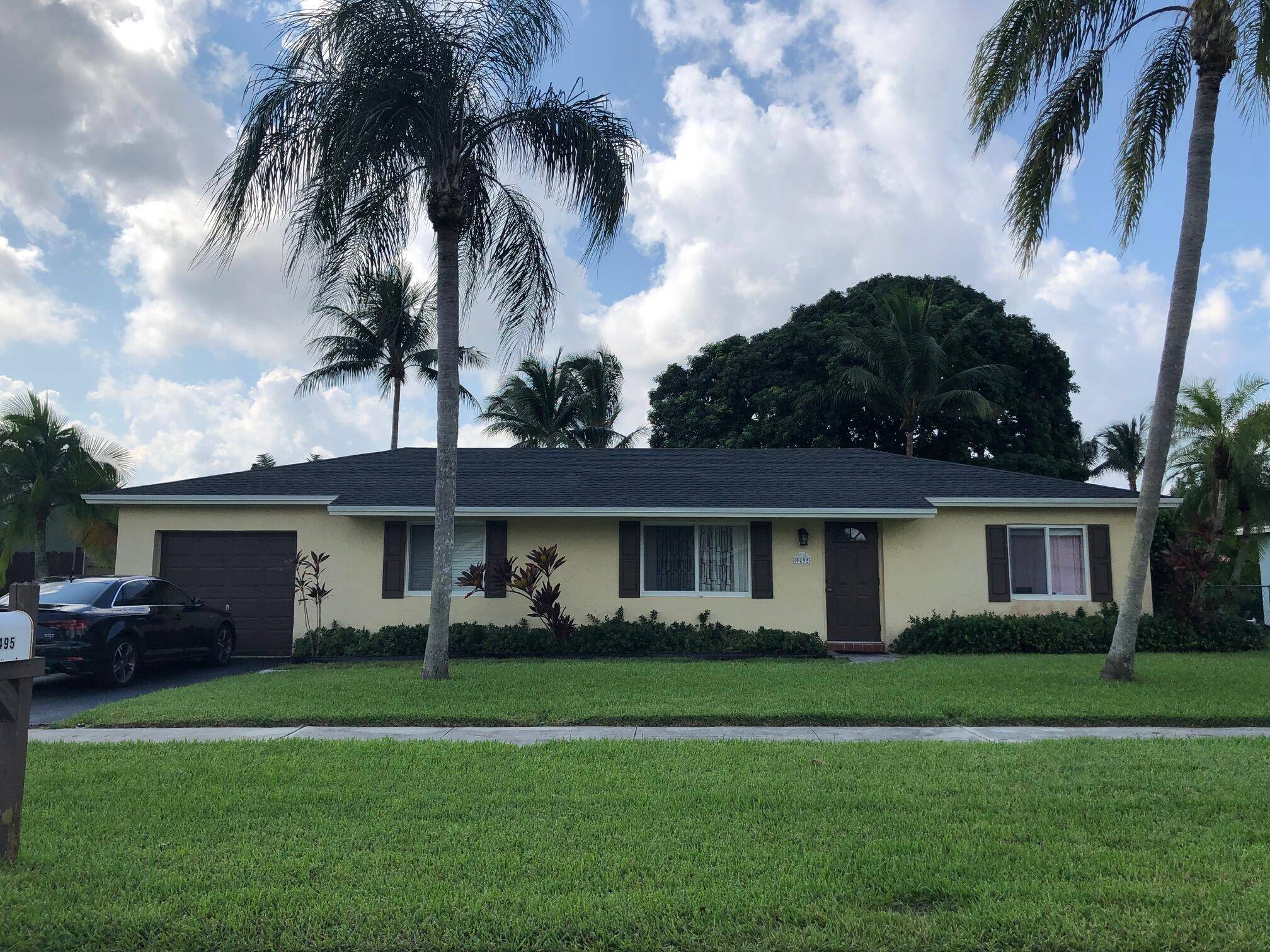 GREAT 3 2 SINGLE FAMILY HOME WITH LAKE VIEWS, PLUS ENCLOSED SUNROOM AND OFFICE.