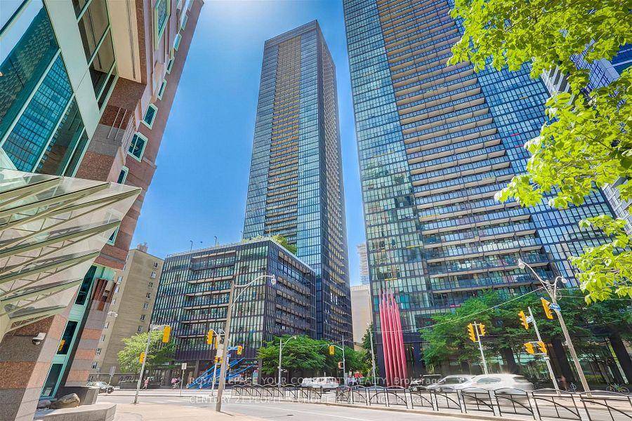Stunning, Spacious And Luxury Open Concept 2 Bed 2 Bath Luxury Condo In The Heart Of Downtown Toronto X2 Condos !