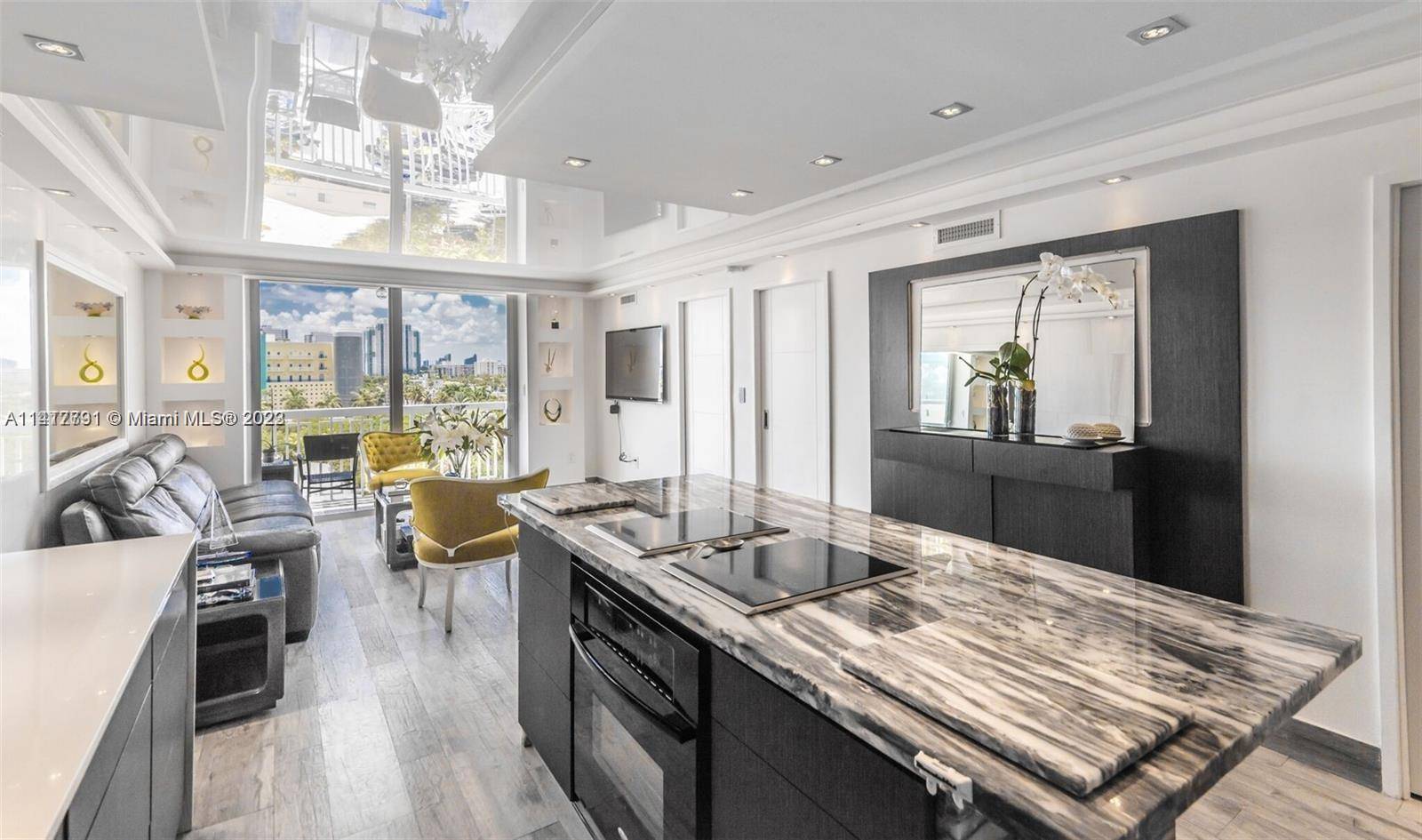 Absolutely gorgeous just renovated unit, best location in SoBe and conveniently located close to all amenities.