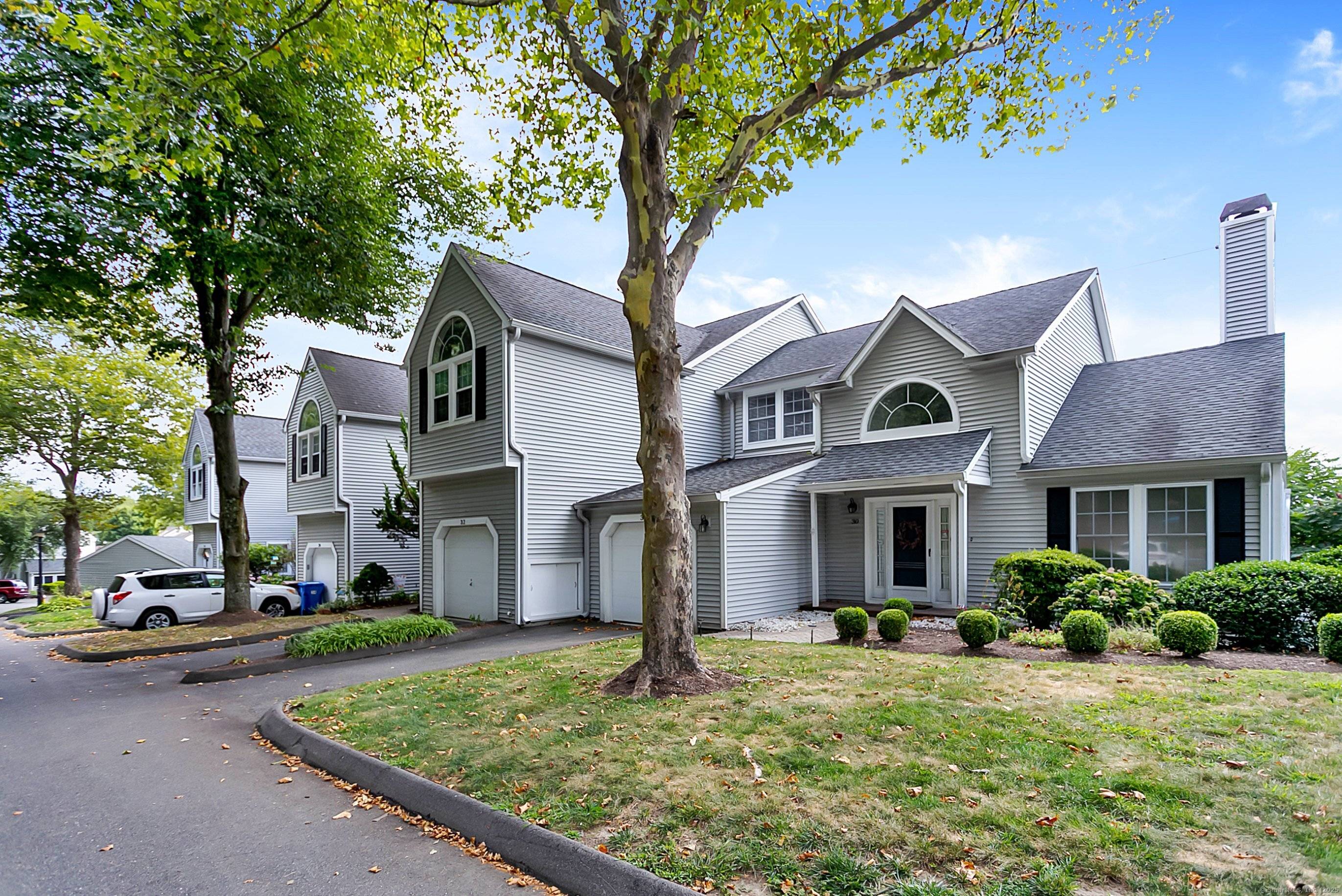 Great condition of town house at the end unit in desirable location.