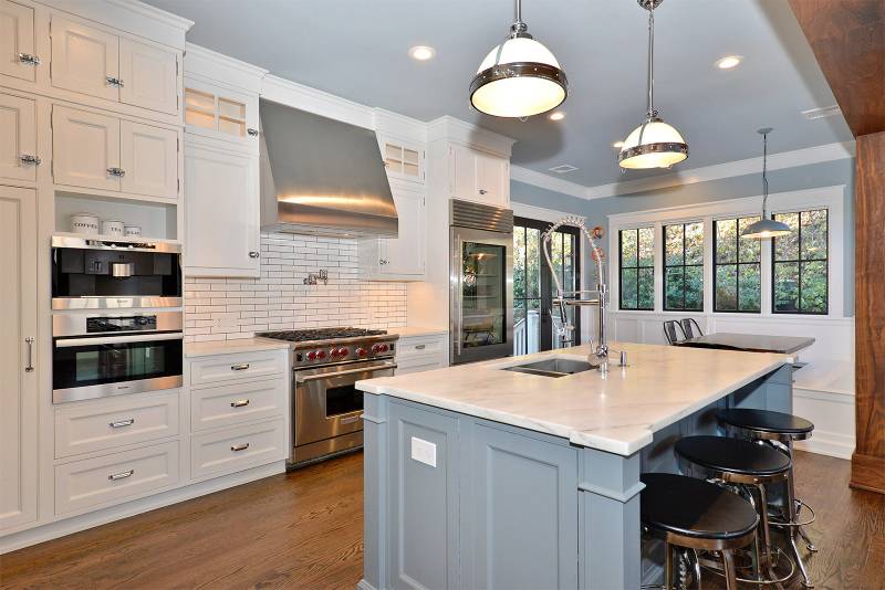 LUXURY LAKEFRONT LIVING !