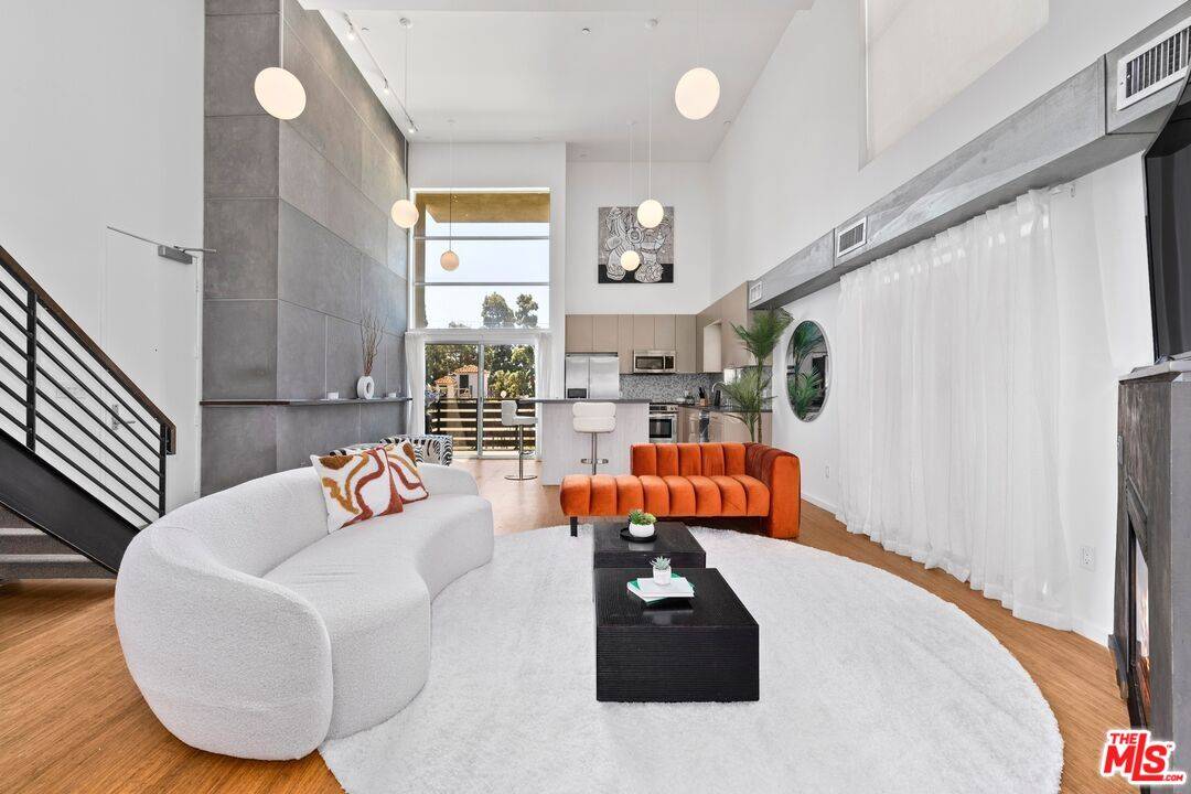 7062   Hawthorn Ave 2BR Hollywood Hills East La