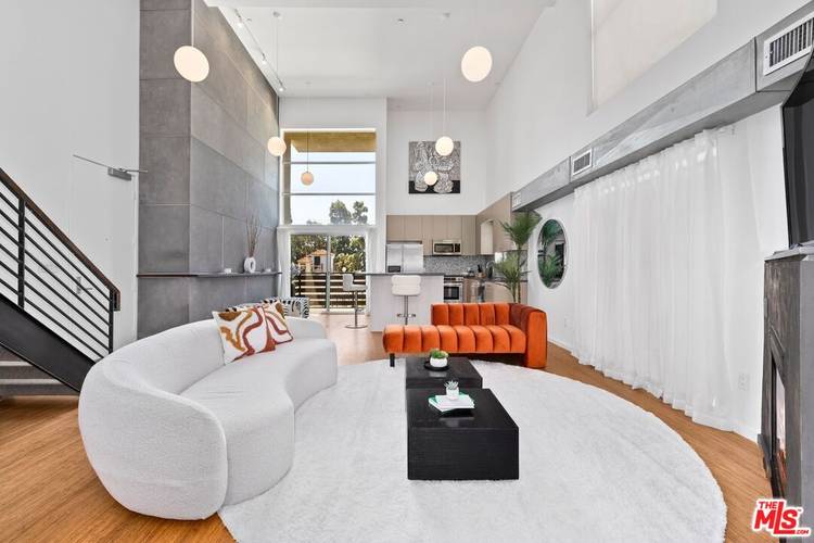 7062   Hawthorn Ave 2BR Hollywood Hills East La