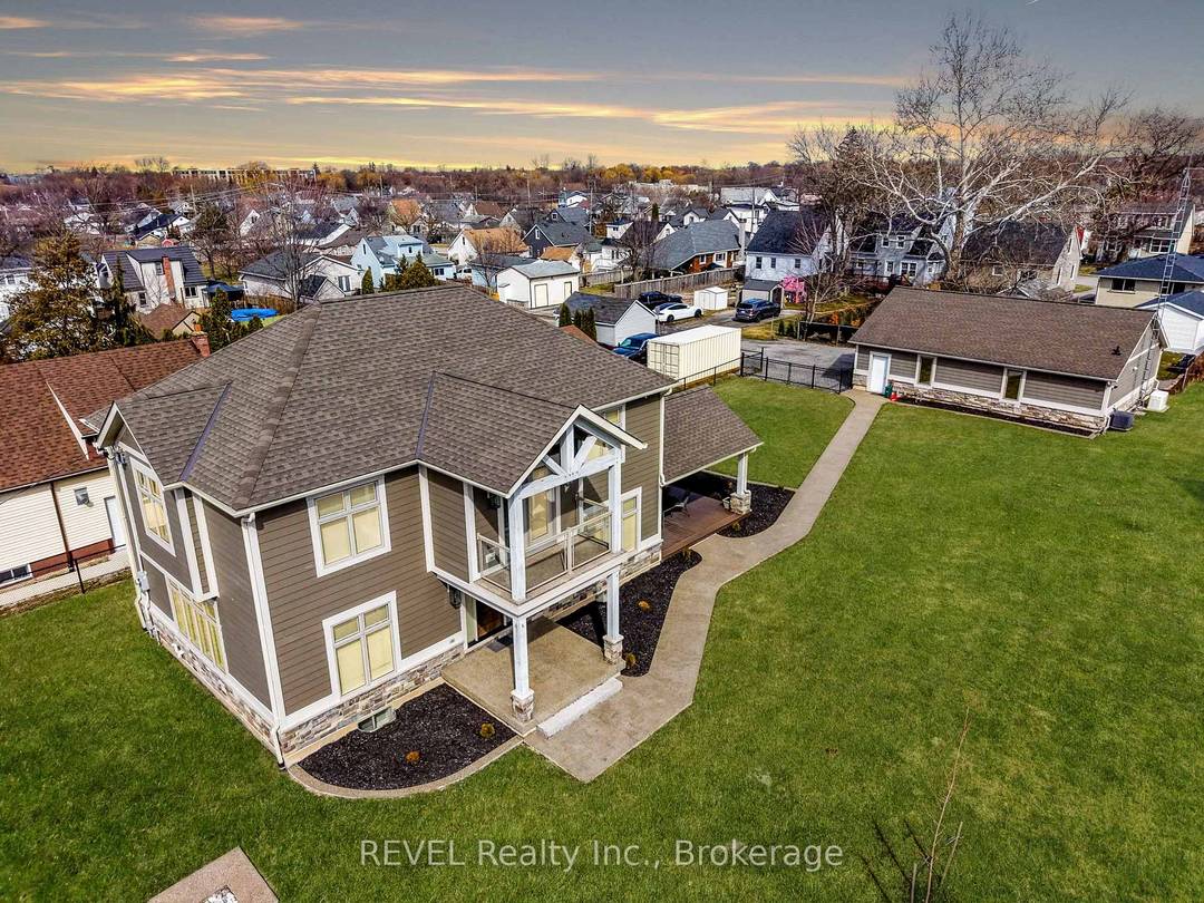 Five major points you'll love about this 5 bed, 4 bath, 3000 total sq.