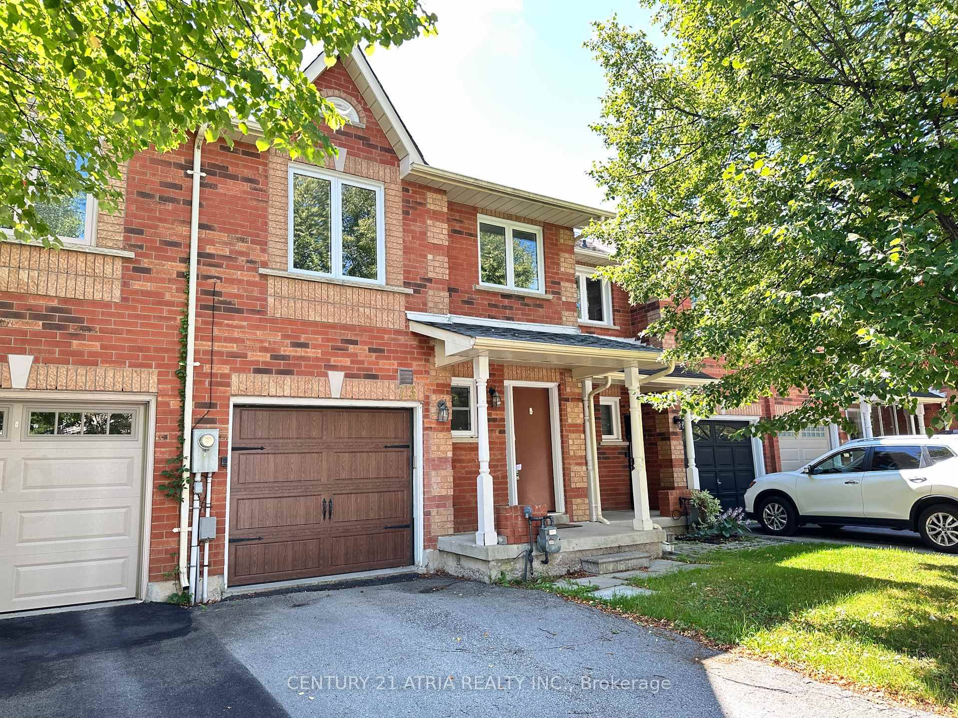 Discover this gorgeous townhouse for rent in the highly sought after Humberland neighborhood !