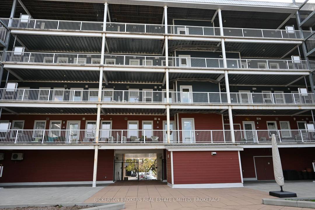 2 Bedroom Condo for lease in the popular Island Harbour Club.