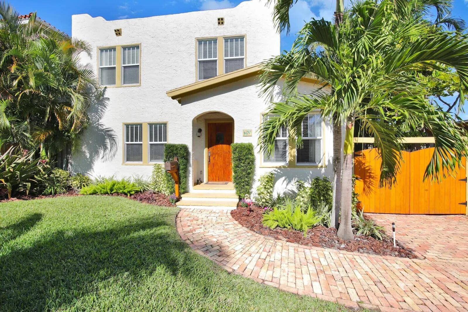 Stunning and fabulous 3BR 2BTH residence in fabulous Flamingo Park.