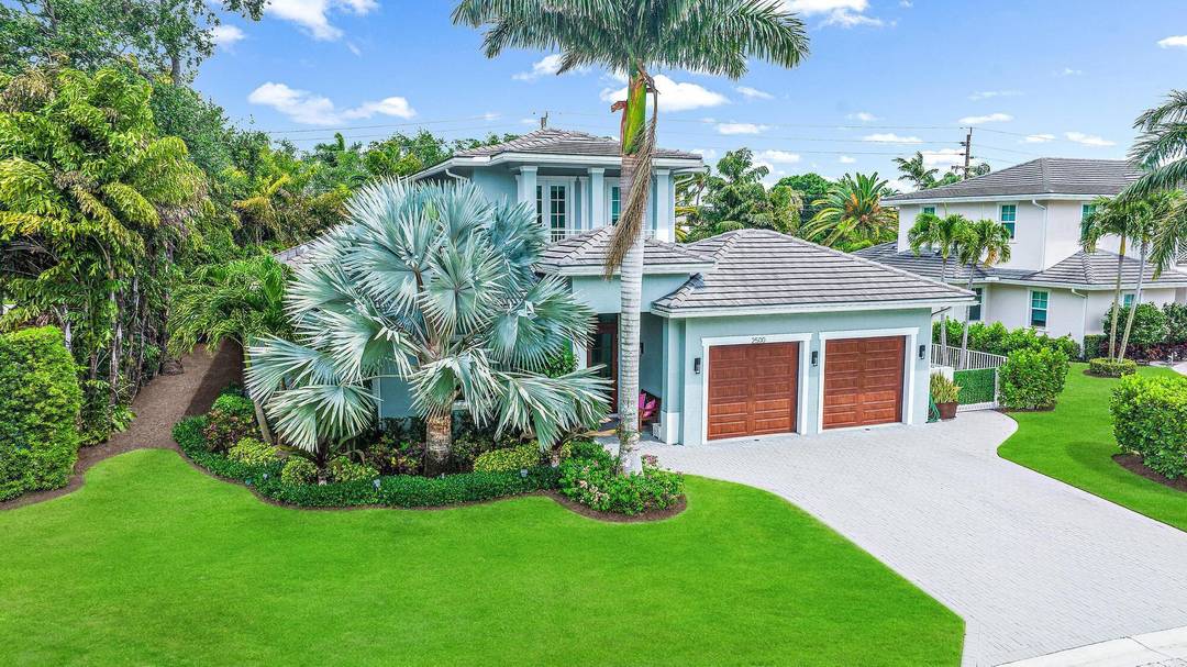 YOUR FLORIDA LUXURY RETREAT AWAITS !
